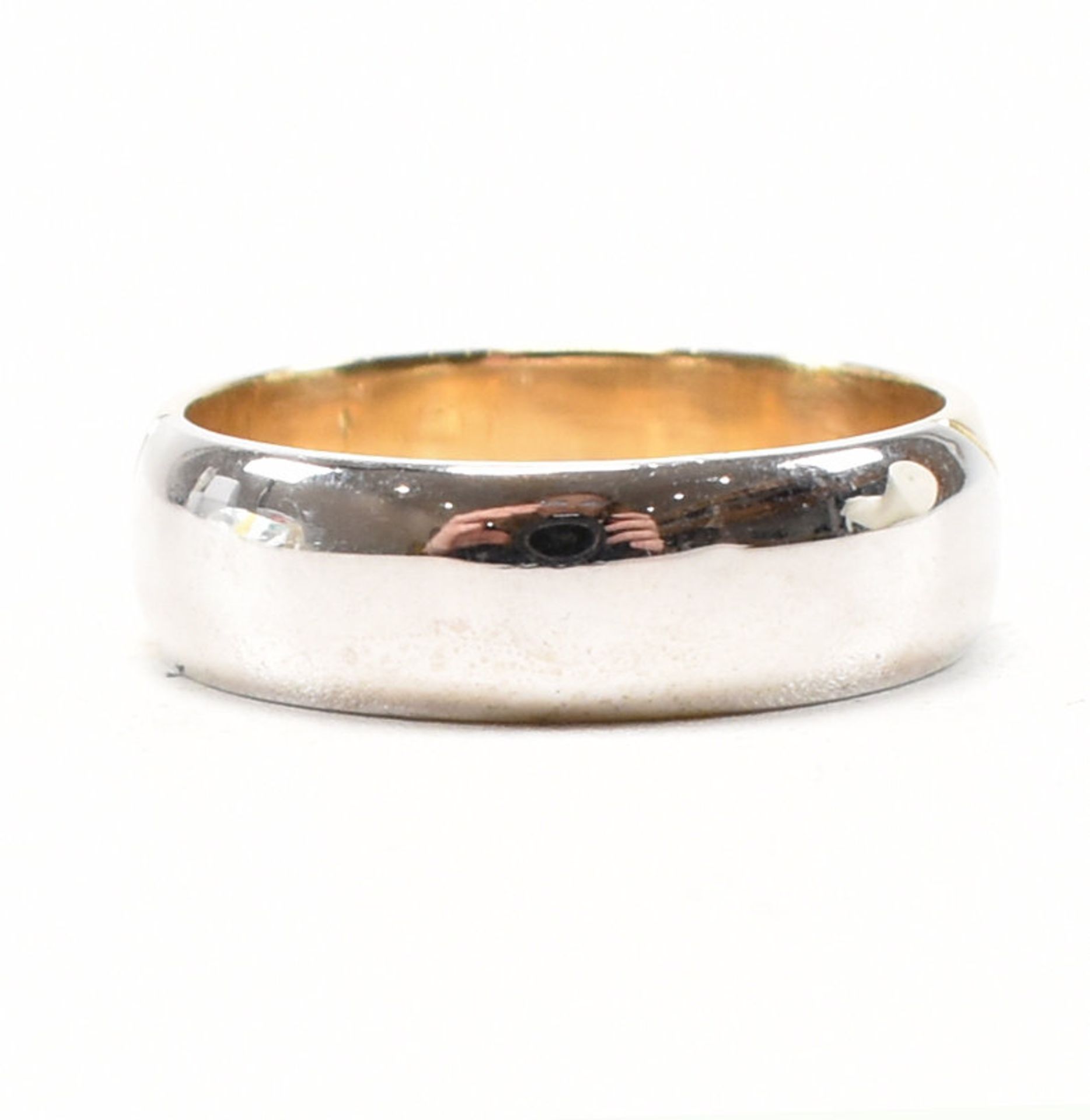 18CT BICOLOUR GOLD & DIAMOND BAND RING - Image 2 of 5