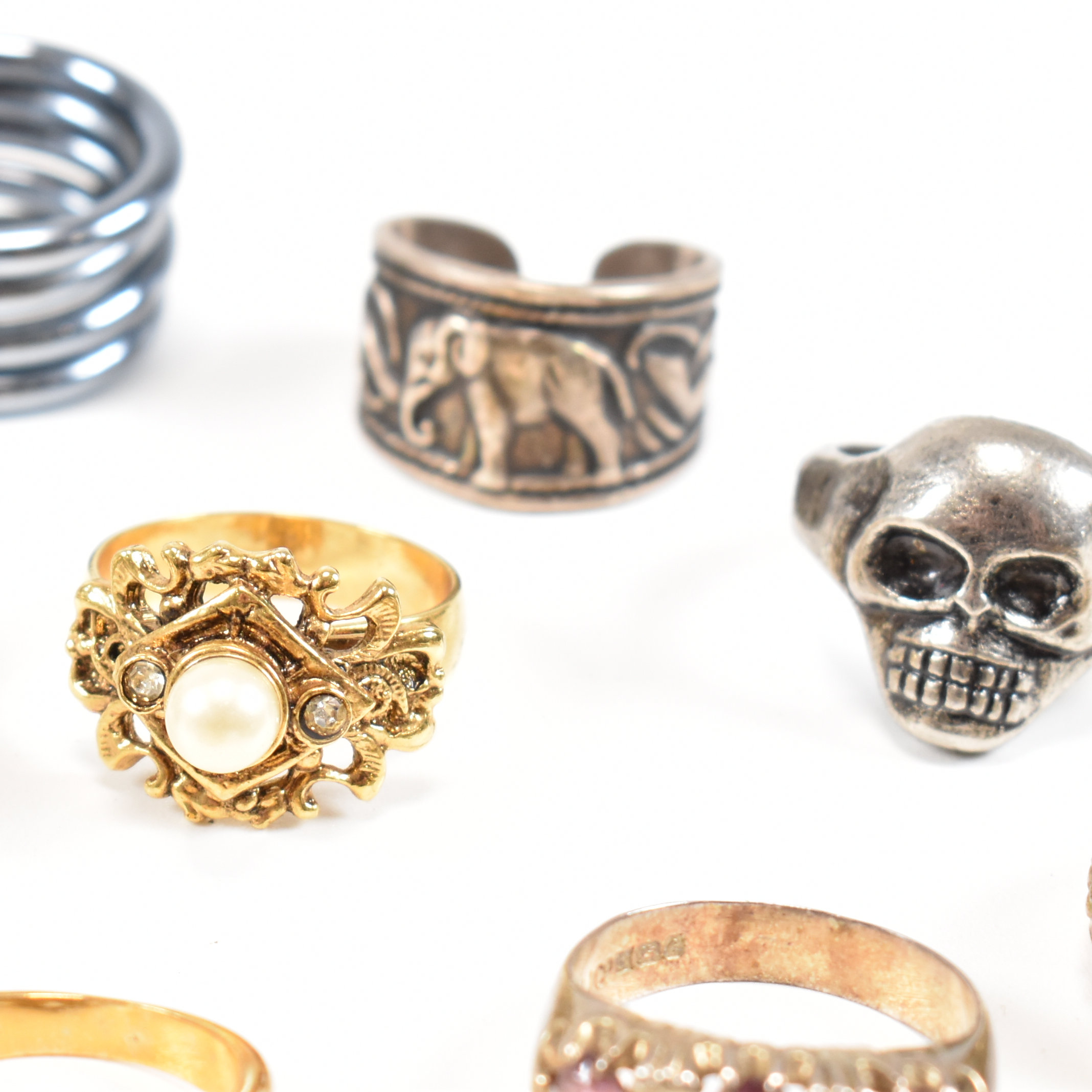 COLLECTION OF VINTAGE & MODERN COSTUME JEWELLERY RINGS - Image 3 of 10