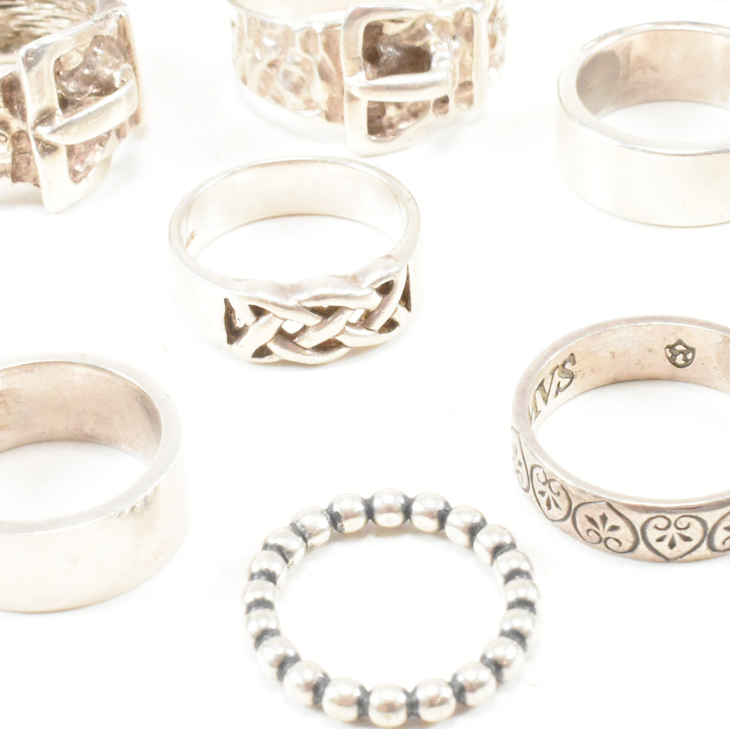 COLLECTION OF ASSORTED SILVER & WHITE METAL RINGS - Image 8 of 10