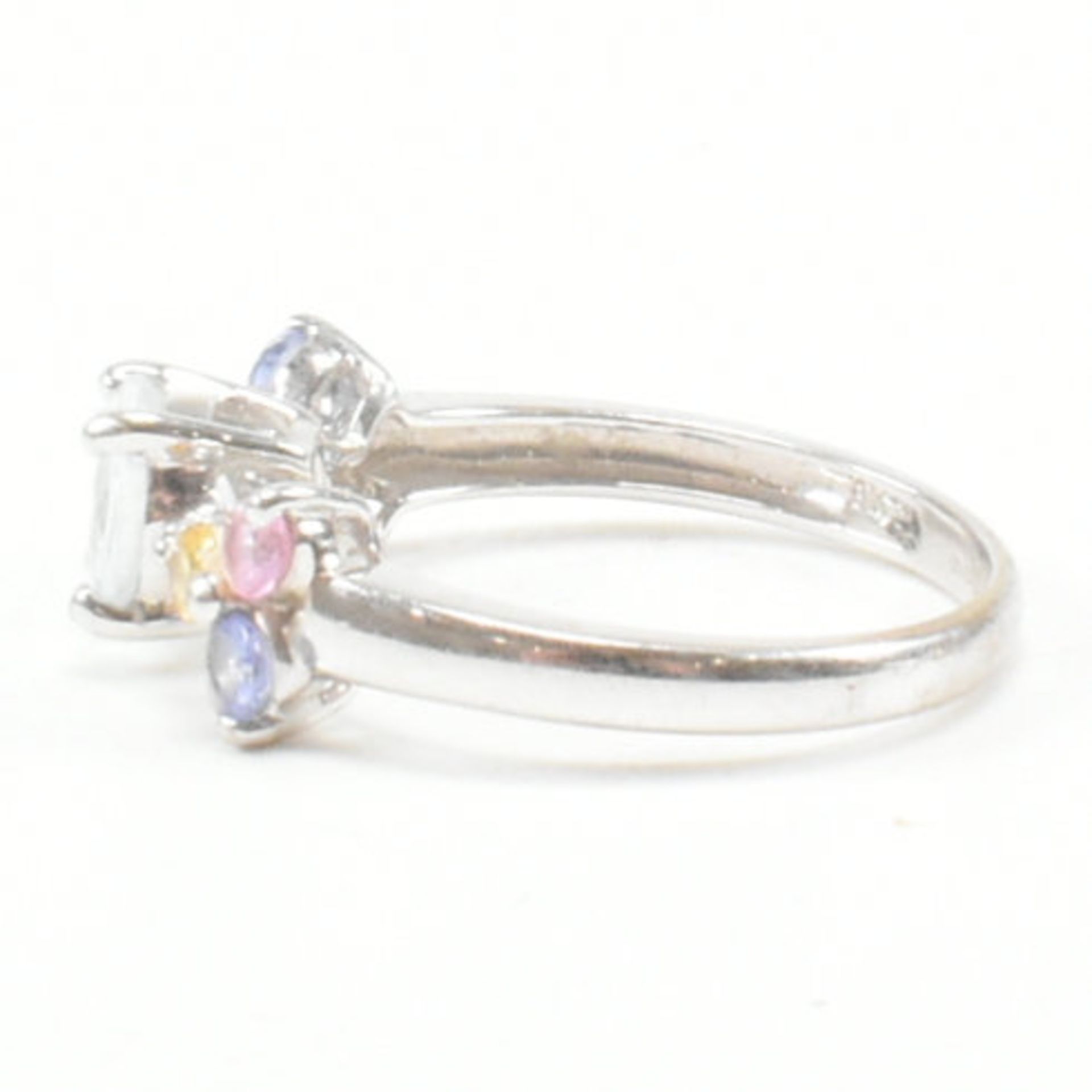 HALLMARKED 9CT WHITE GOLD AQUAMARINE RUBY & SAPPHIRE CLUSTER RING - Image 2 of 6