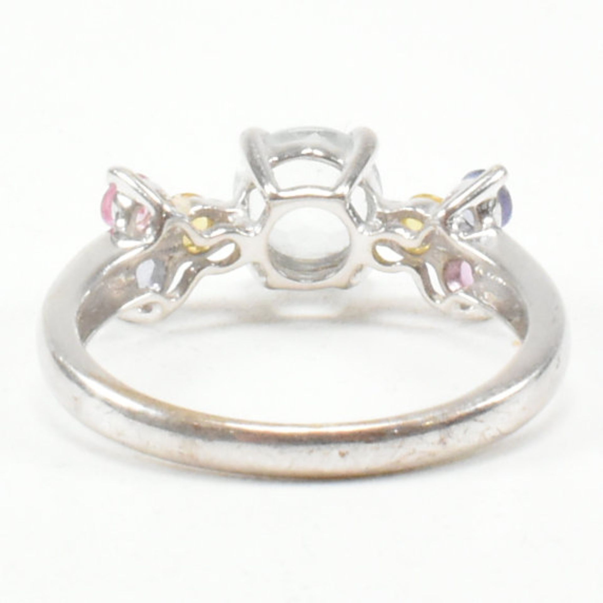 HALLMARKED 9CT WHITE GOLD AQUAMARINE RUBY & SAPPHIRE CLUSTER RING - Image 3 of 6