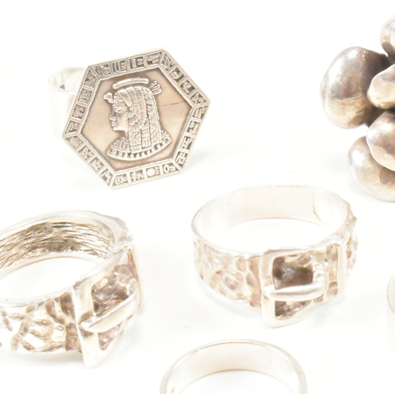 COLLECTION OF ASSORTED SILVER & WHITE METAL RINGS - Image 7 of 10