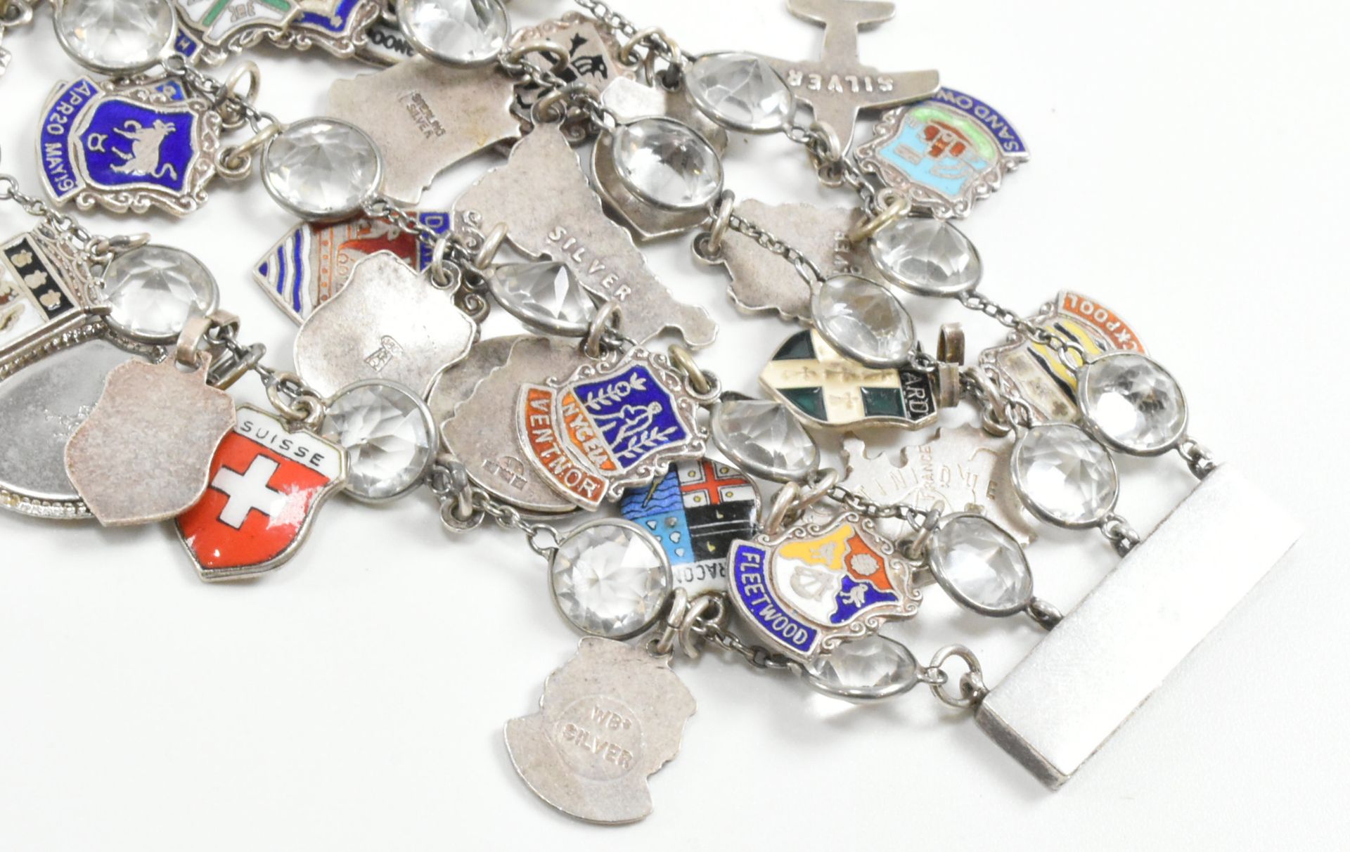 VINTAGE SILVER & WHITE METAL TOWN COUNTRY CHARM BRACELET - Bild 5 aus 13