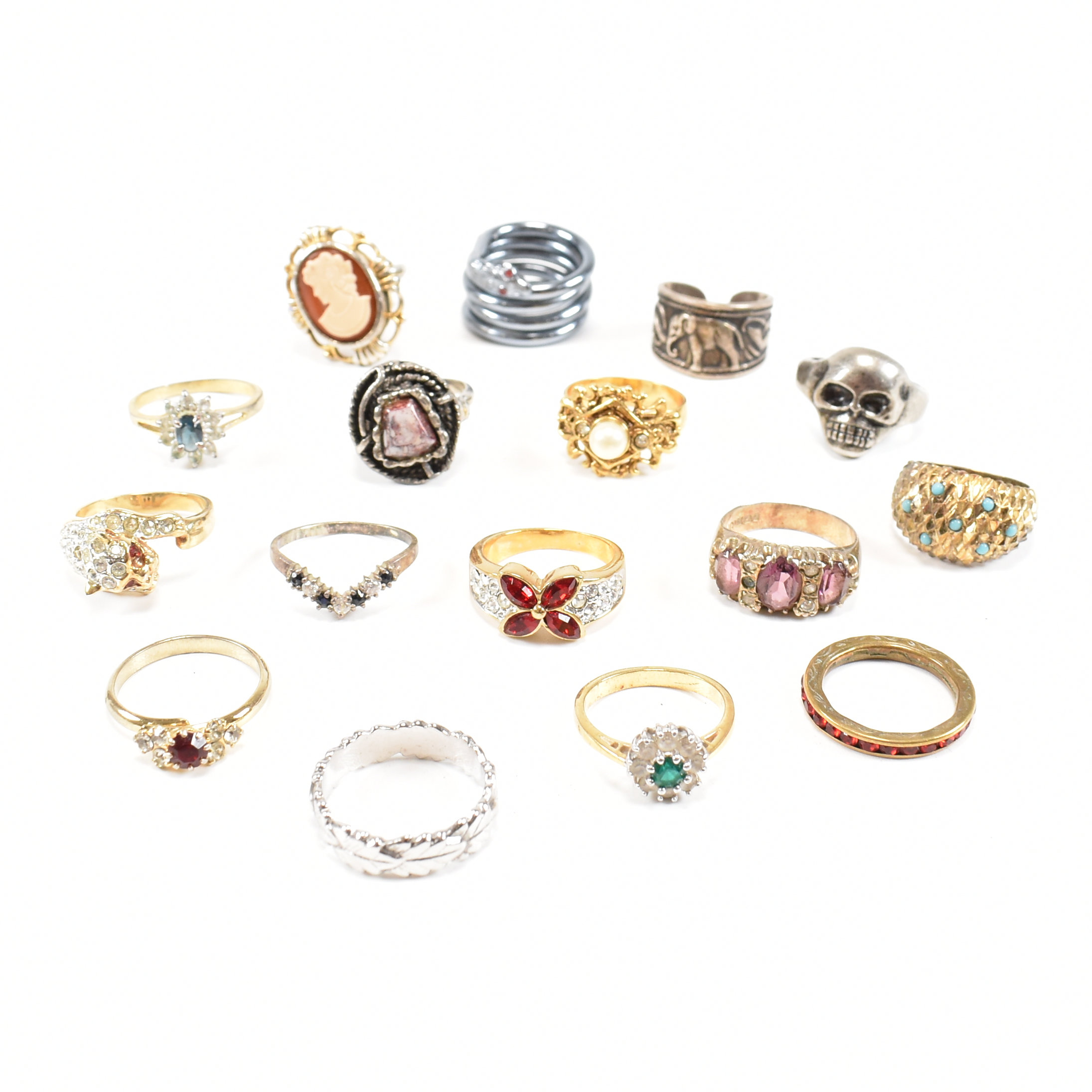 COLLECTION OF VINTAGE & MODERN COSTUME JEWELLERY RINGS - Image 2 of 10