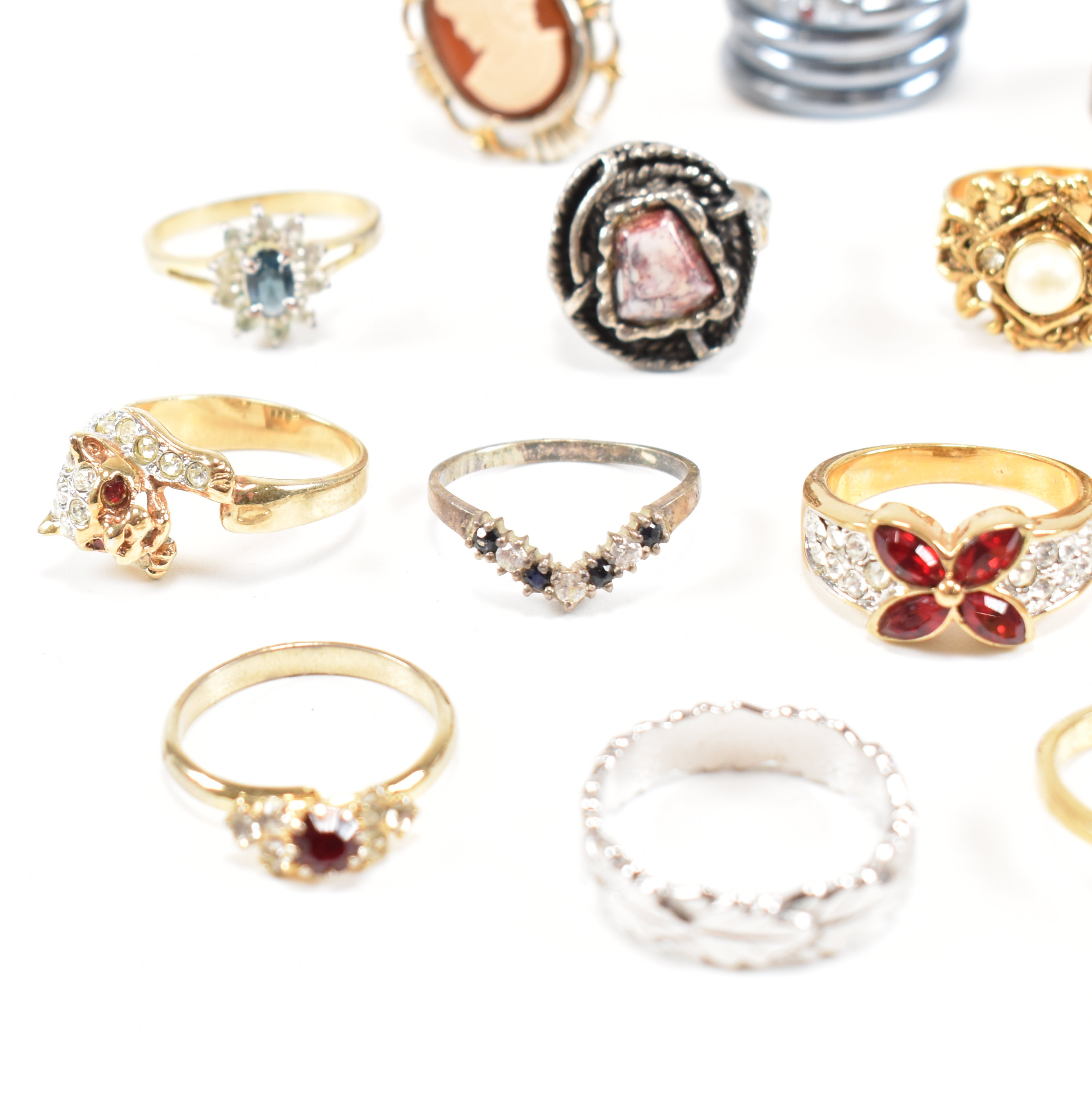 COLLECTION OF VINTAGE & MODERN COSTUME JEWELLERY RINGS - Image 6 of 10