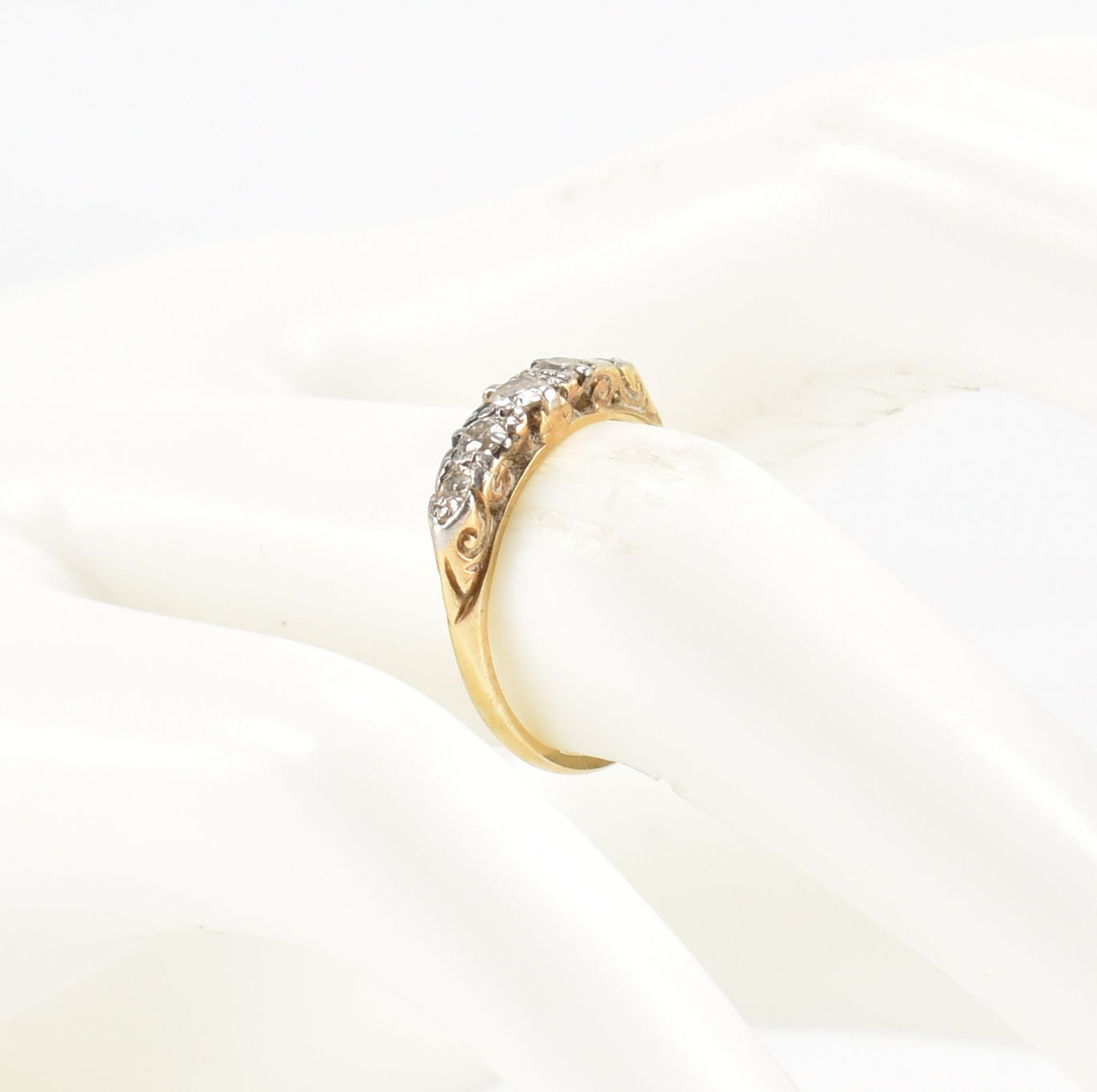 18CT GOLD & DIAMOND FIVE STONE RING - Image 8 of 12