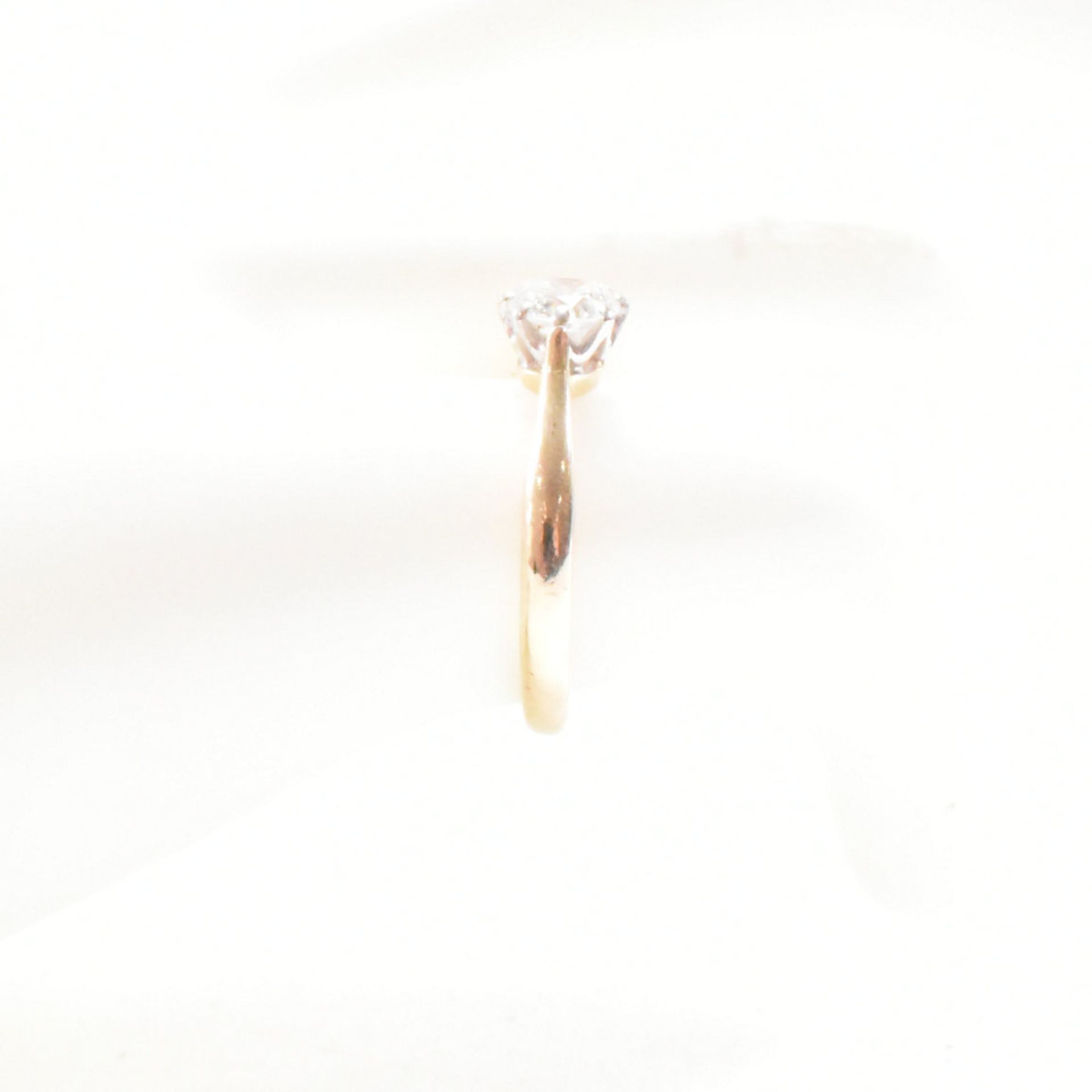 18CT GOLD & DIAMOND SOLITAIRE RING - Image 7 of 7