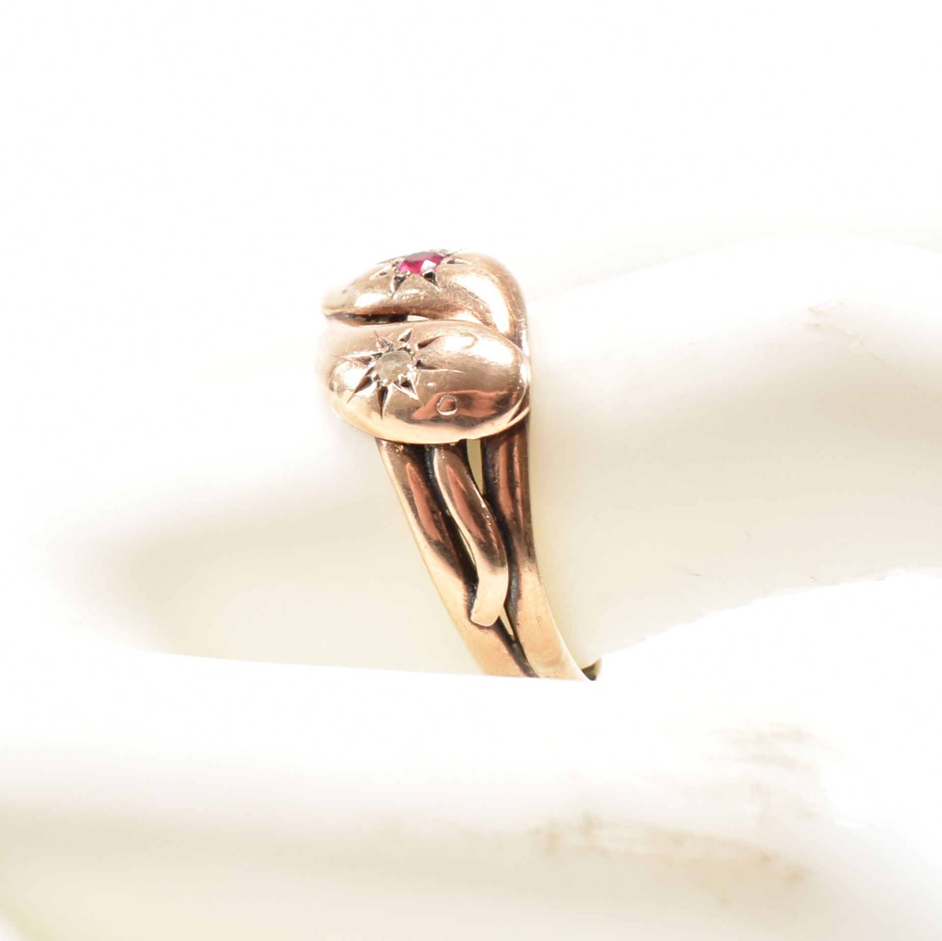ANTIQUE HALLMARKED 9CT ROSE GOLD DIAMOND & RUBY TWIN SNAKE RING - Image 7 of 7