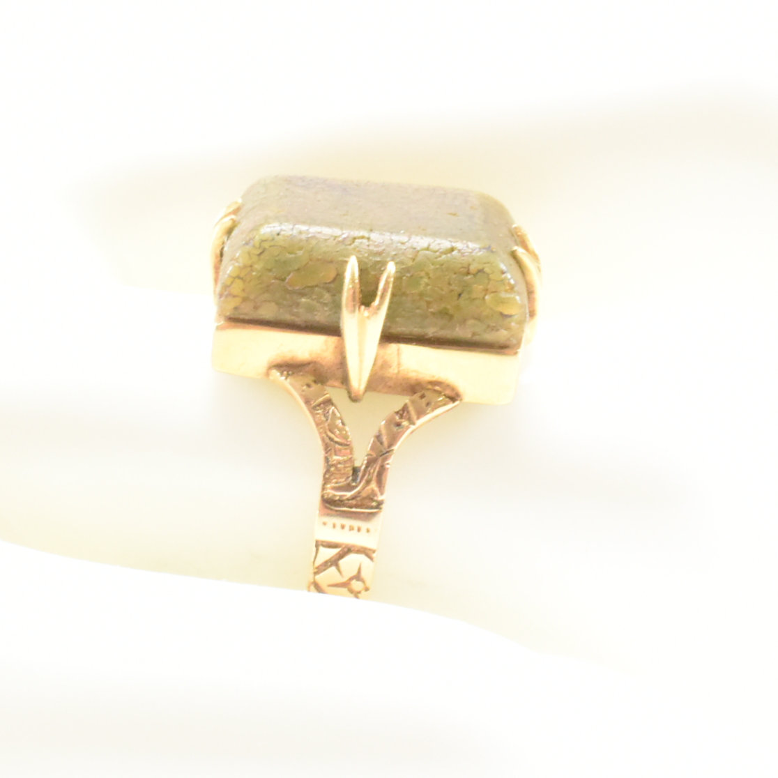 HALLMARKED 18CT GOLD VICTORIAN GREEN STONE RING - Image 8 of 8