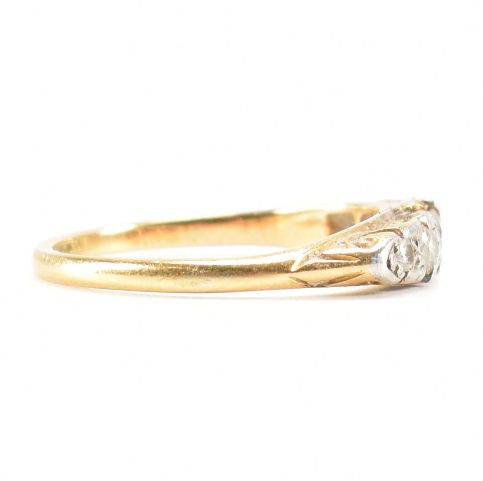 18CT GOLD & DIAMOND FIVE STONE RING - Image 5 of 12