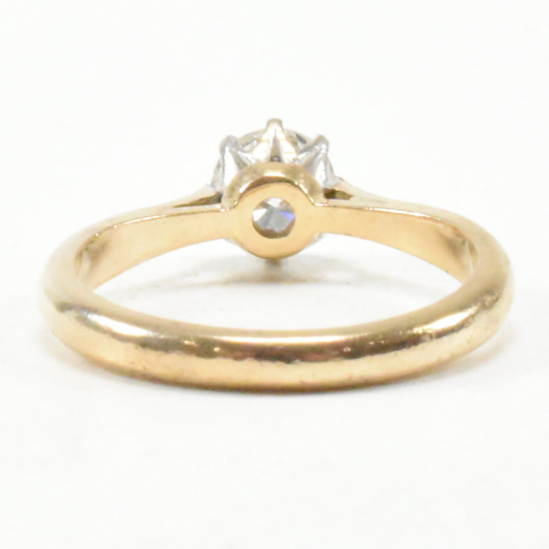 18CT GOLD & DIAMOND SOLITAIRE RING - Image 4 of 7