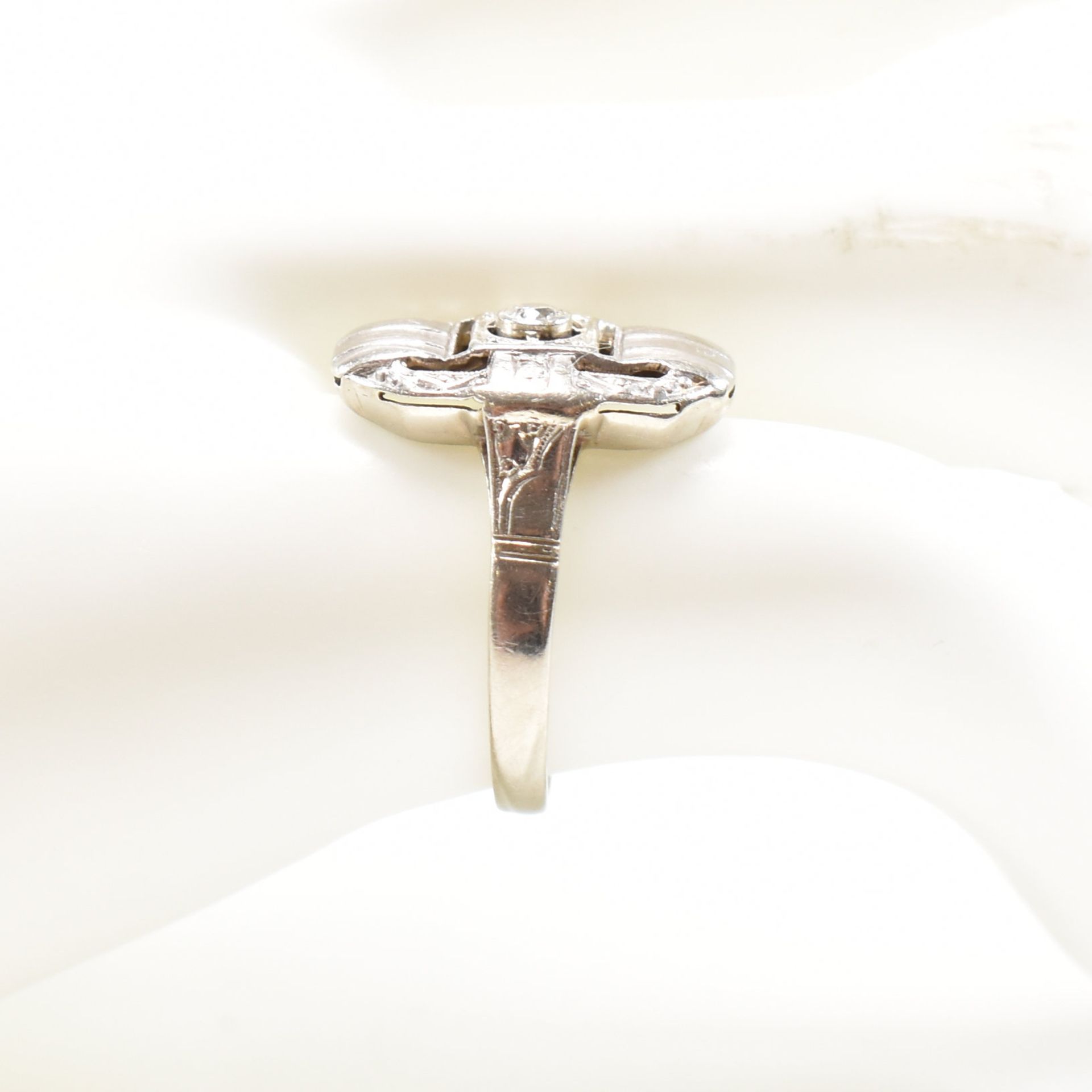 ART DECO WHITE GOLD & DIAMOND PLAQUE RING - Image 6 of 6