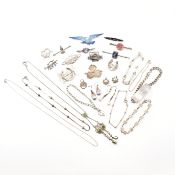 ASSORTED ANTIQUE & LATER SILVER & WHITE METAL JEWELLERY
