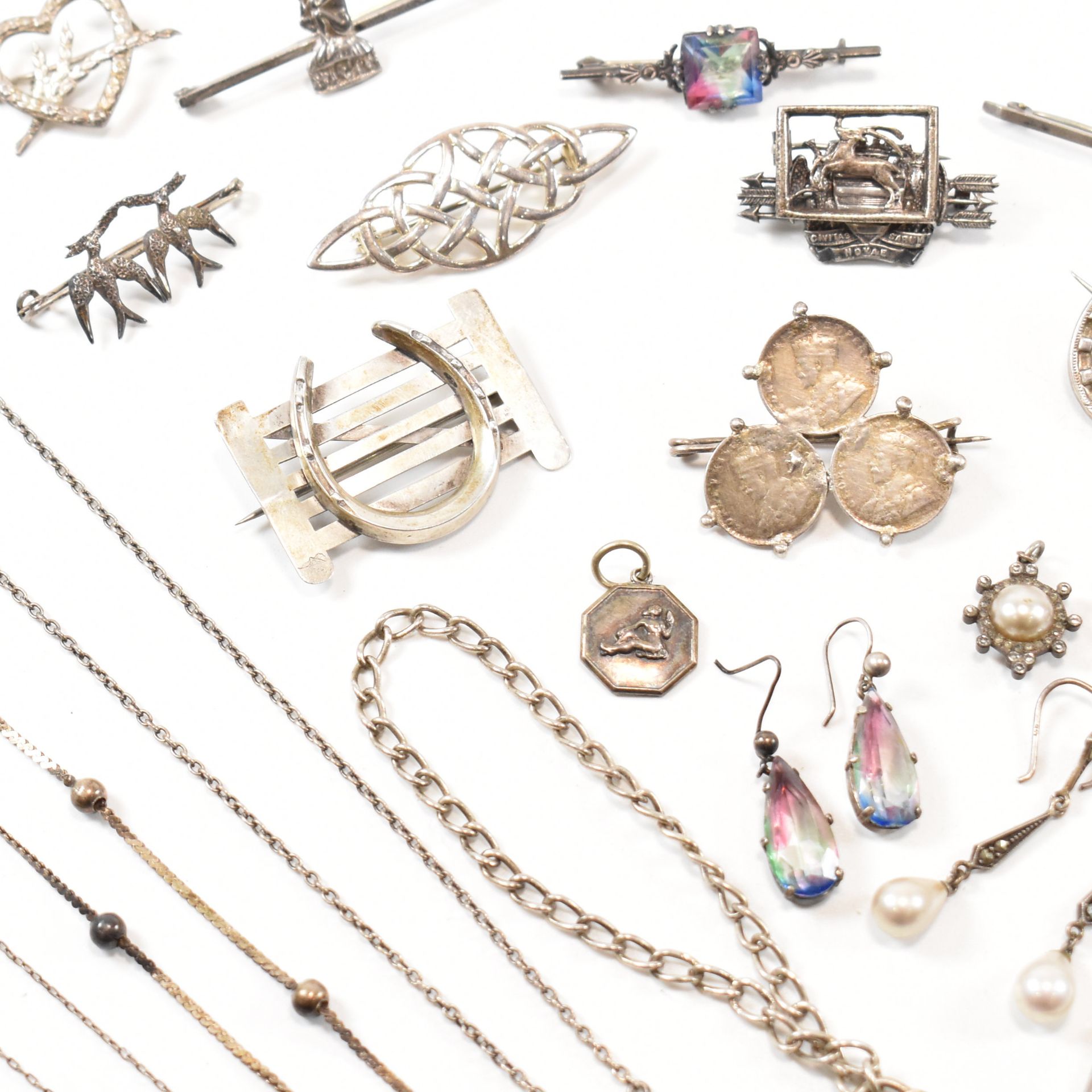 ASSORTED ANTIQUE & LATER SILVER & WHITE METAL JEWELLERY - Image 3 of 14