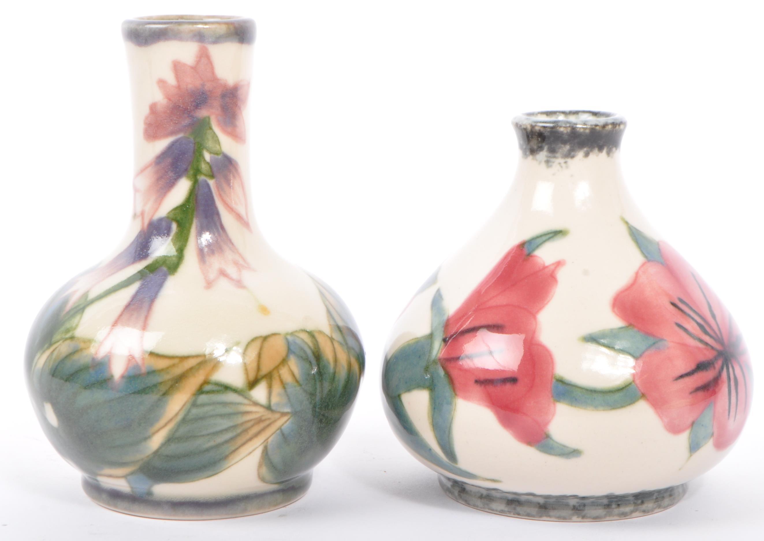 THREE VINTAGE CIRCA 1998 CERAMIC COBRIDGE MINIATURE VASES - Image 2 of 7