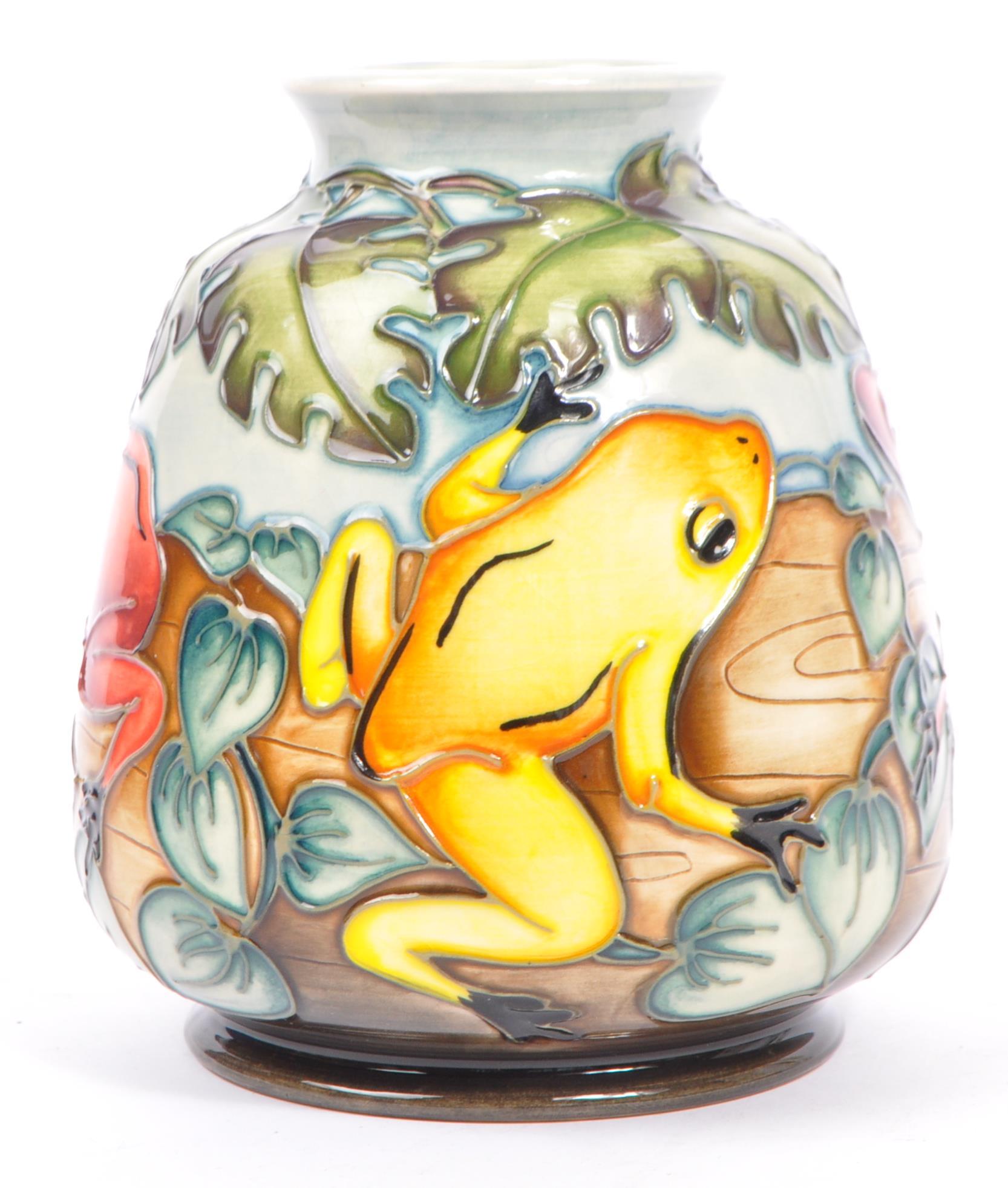 MOORCROFT POTTERY - 1999 - SIAN LEEPER ' FROGS ' TRIAL VASE - Image 3 of 6