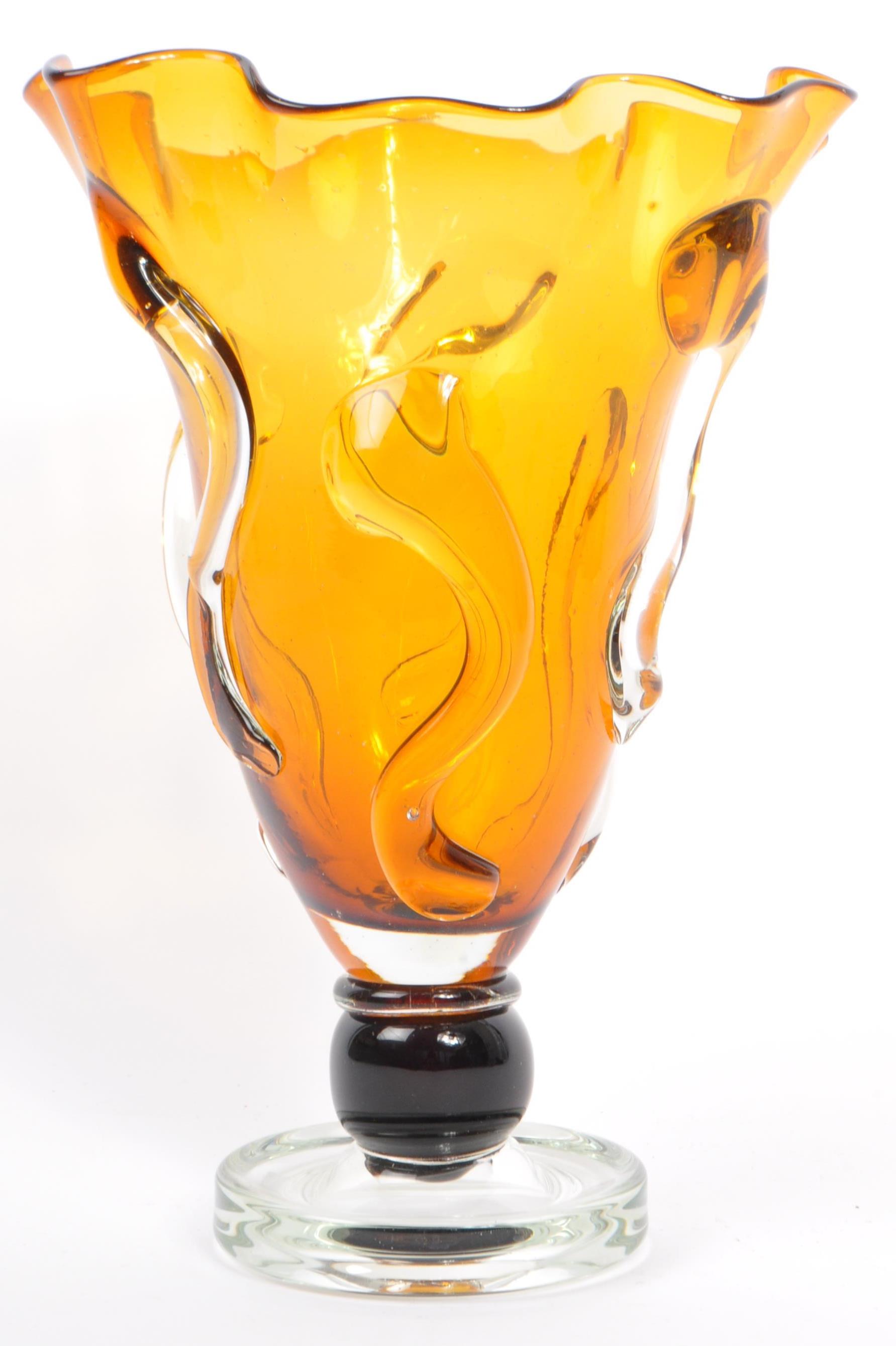 LARGE VINTAGE AMBER ART GLASS STRAPPED FOOTED VASE - Image 2 of 5