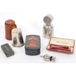 A COLLECTION OF EARLY TO LATE 20TH CENTURY COLLECTABLES CURIOS