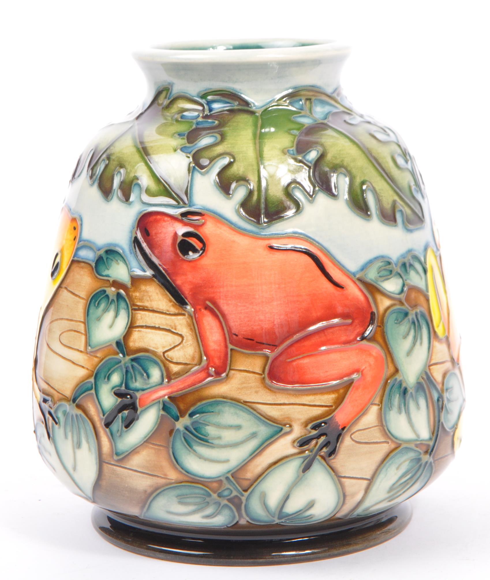 MOORCROFT POTTERY - 1999 - SIAN LEEPER ' FROGS ' TRIAL VASE - Image 4 of 6