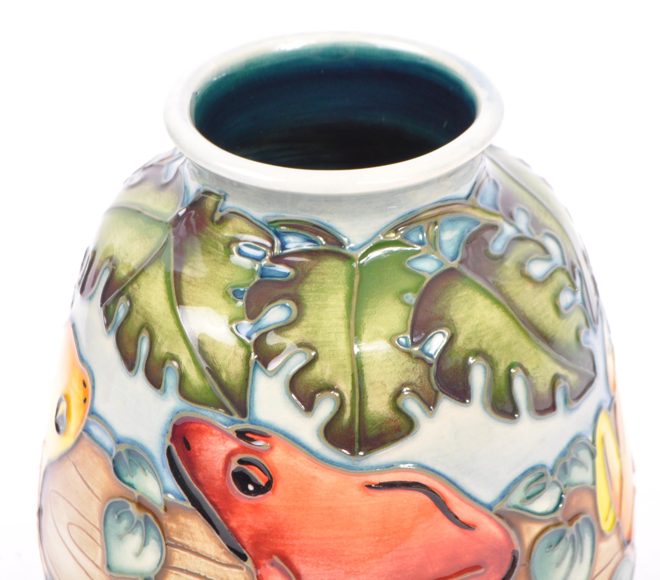 MOORCROFT POTTERY - 1999 - SIAN LEEPER ' FROGS ' TRIAL VASE - Image 5 of 6