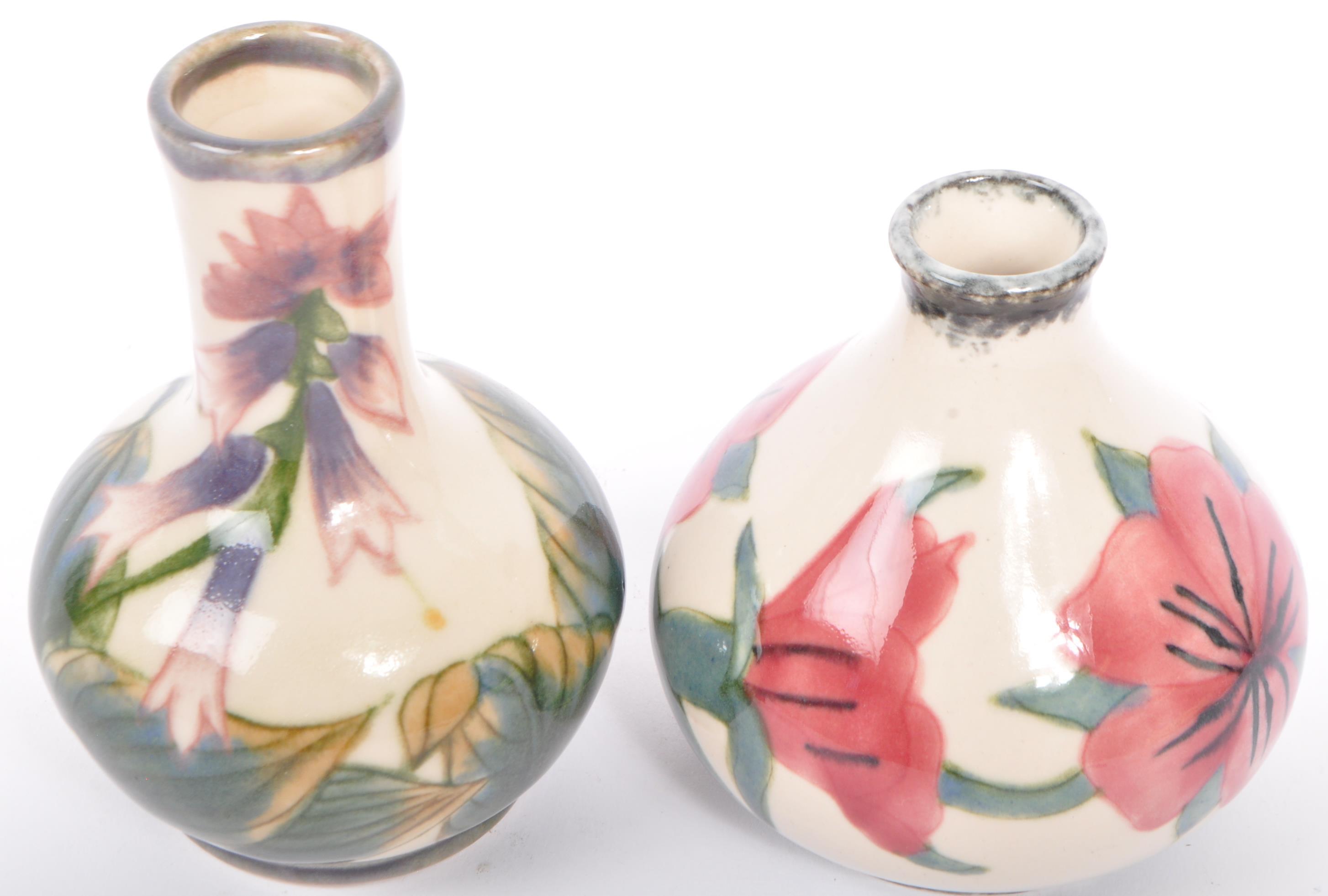 THREE VINTAGE CIRCA 1998 CERAMIC COBRIDGE MINIATURE VASES - Image 3 of 7