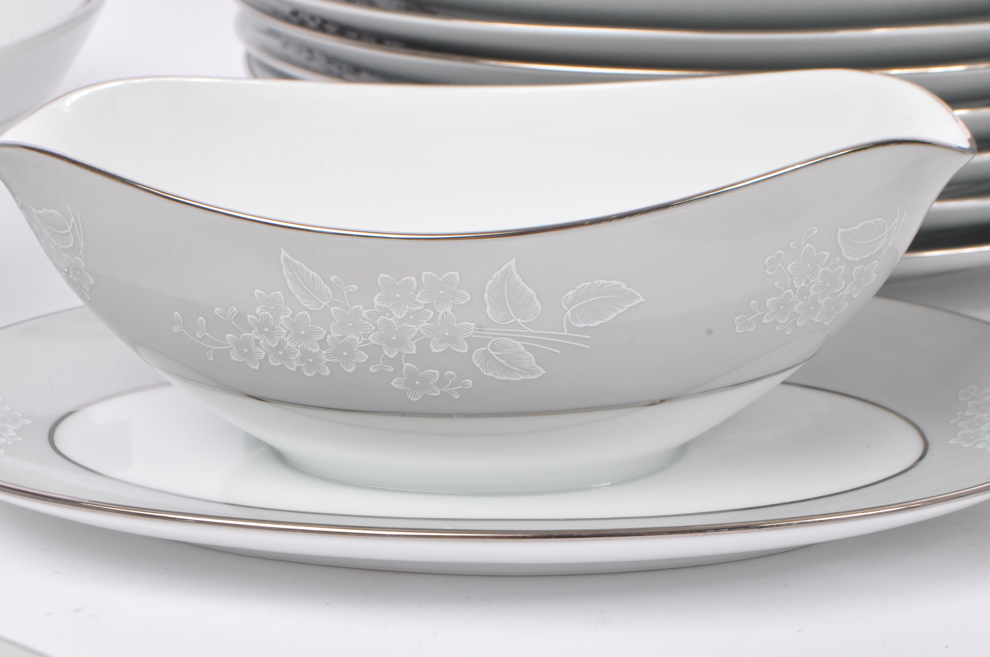 EXTENSIVE VINTAGE DAMASK PATTERN DINNER SERVICE BY NORITAKE - Image 7 of 8