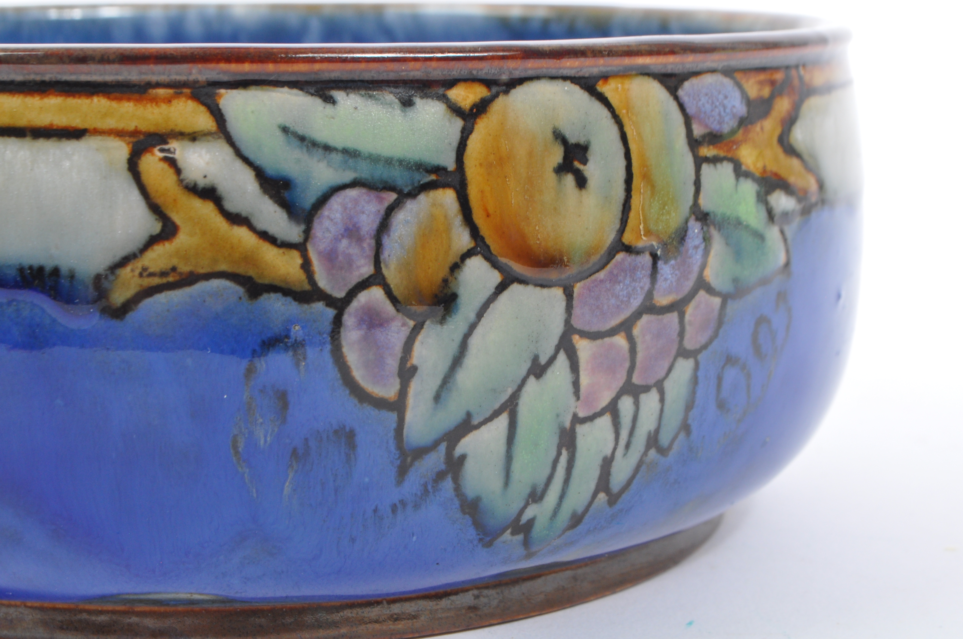 MID 20TH CENTURY STONEWARE FRUIT BOWL 8530Y BY ROYAL DOULTON - Image 4 of 5