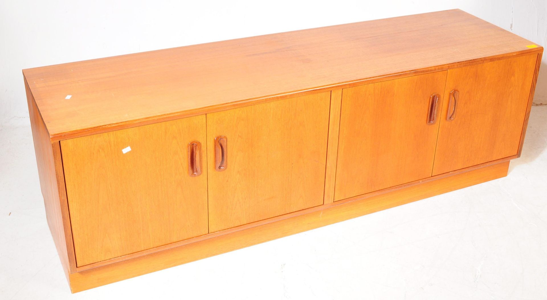 G-PLAN MID 20TH CENTURY TEAK SIDEBOARD CREDENZA - Bild 2 aus 4