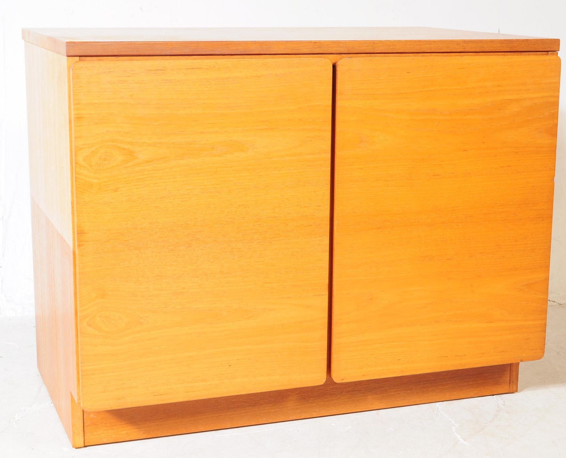 MID CENTURY CIRCA 1960S TEAK UNIT SIDEBOARD - Image 4 of 6