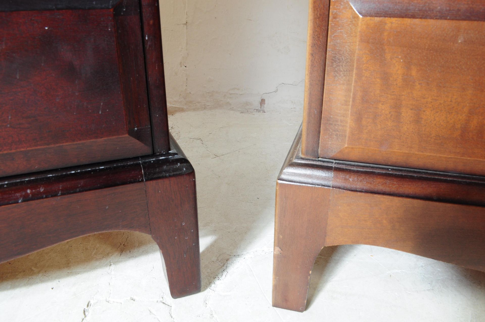 STAG FURNITURE MINSTREL PAIR OF BEDSIDE CHESTS OF DRAWERS - Bild 6 aus 9
