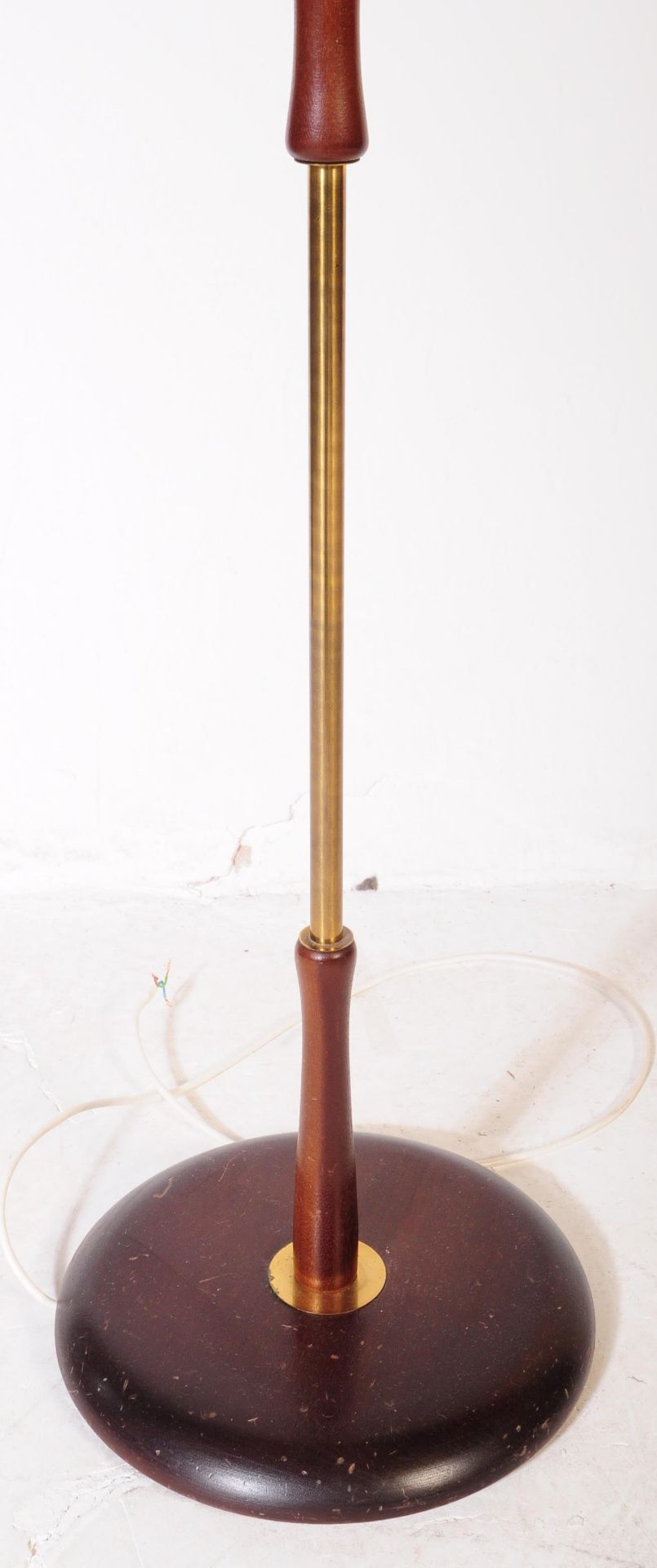 MID CENTURY TEAK & BRASS STANDARD FLOOR STANDING LAMP - Image 5 of 5