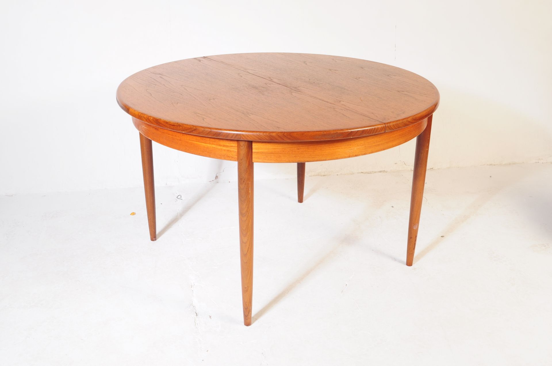 G PLAN FURNITURE - MID 20TH CENTURY TEAK TABLE & CHAIRS - Bild 8 aus 12