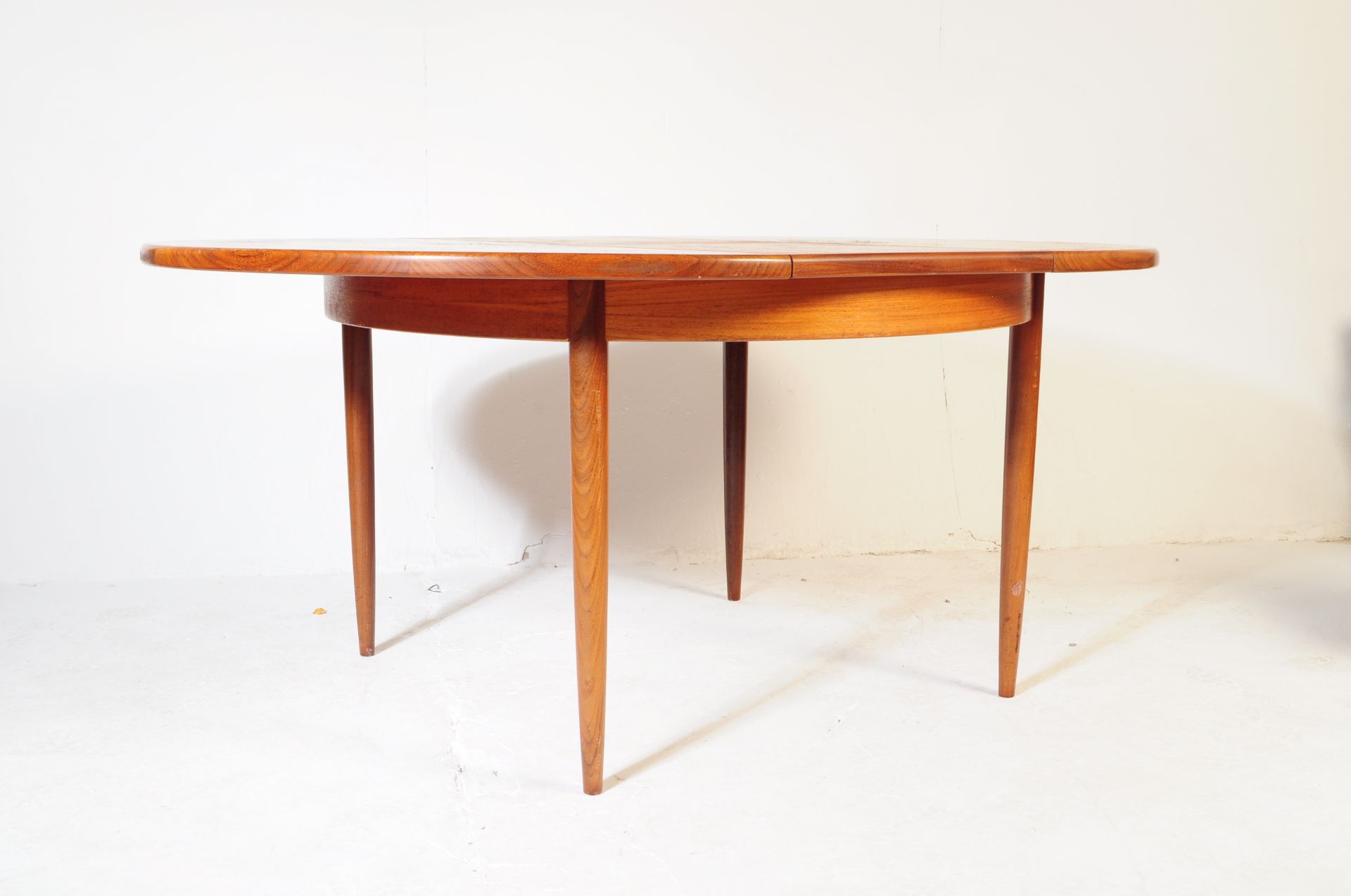 G PLAN FURNITURE - MID 20TH CENTURY TEAK TABLE & CHAIRS - Bild 2 aus 12