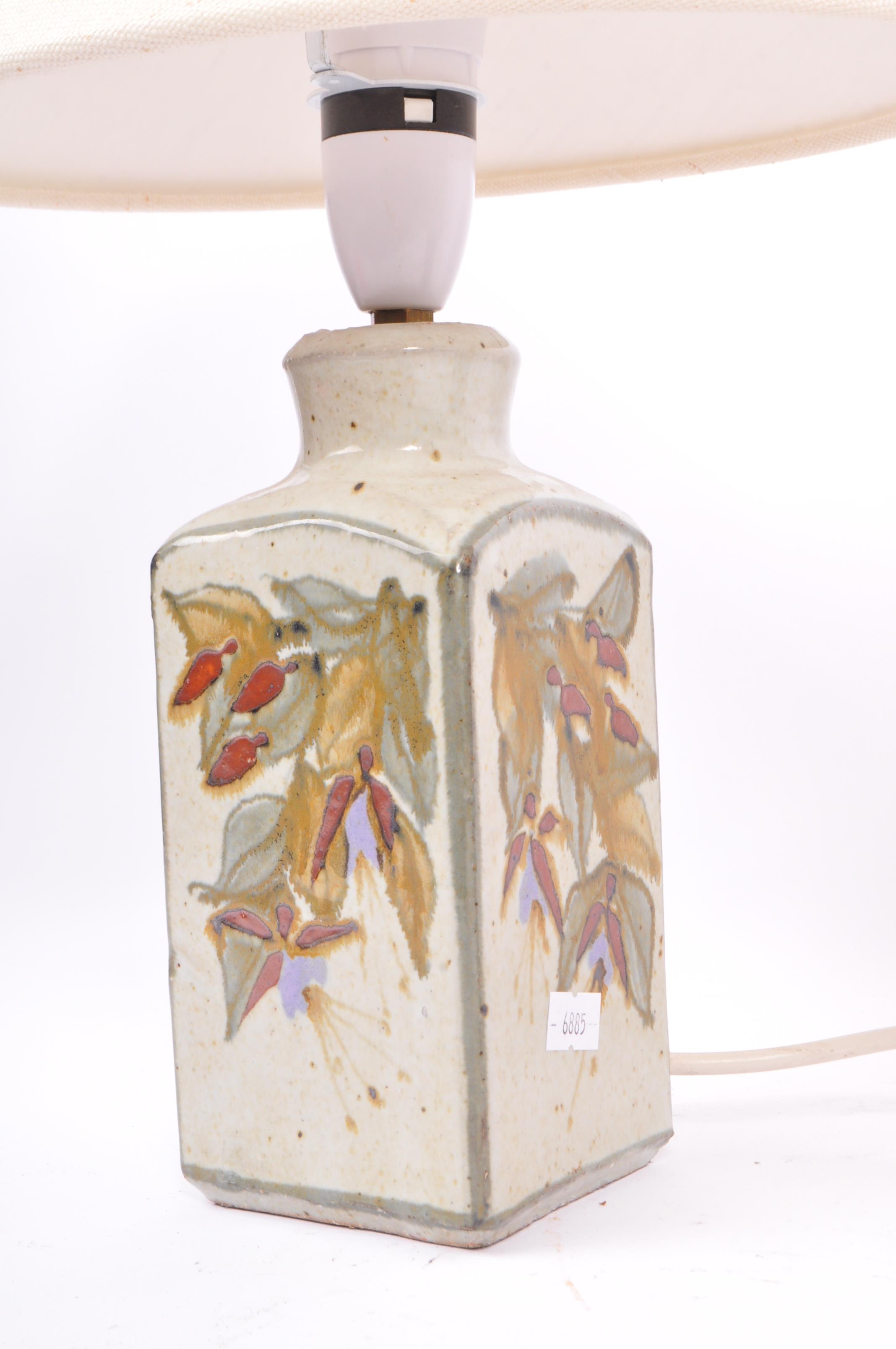 PAIR OF VINTAGE CERAMIC FLORAL PATTERN TABLE DESK LAMPS - Image 3 of 5