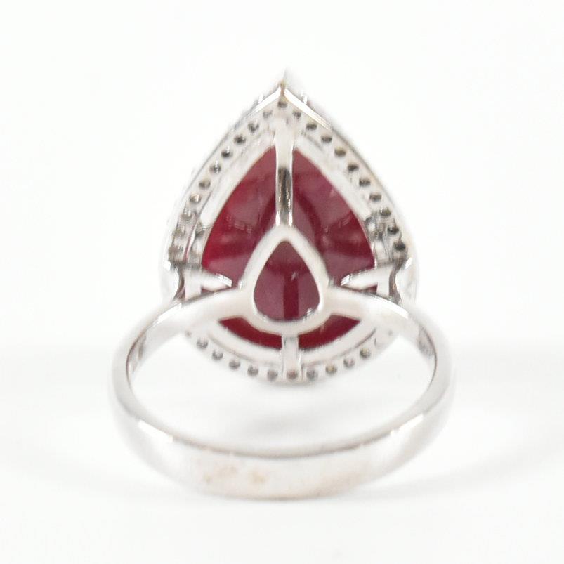 HALLMARKED 18CT GOLD RUBY & DIAMOND HALO RING - Image 5 of 13