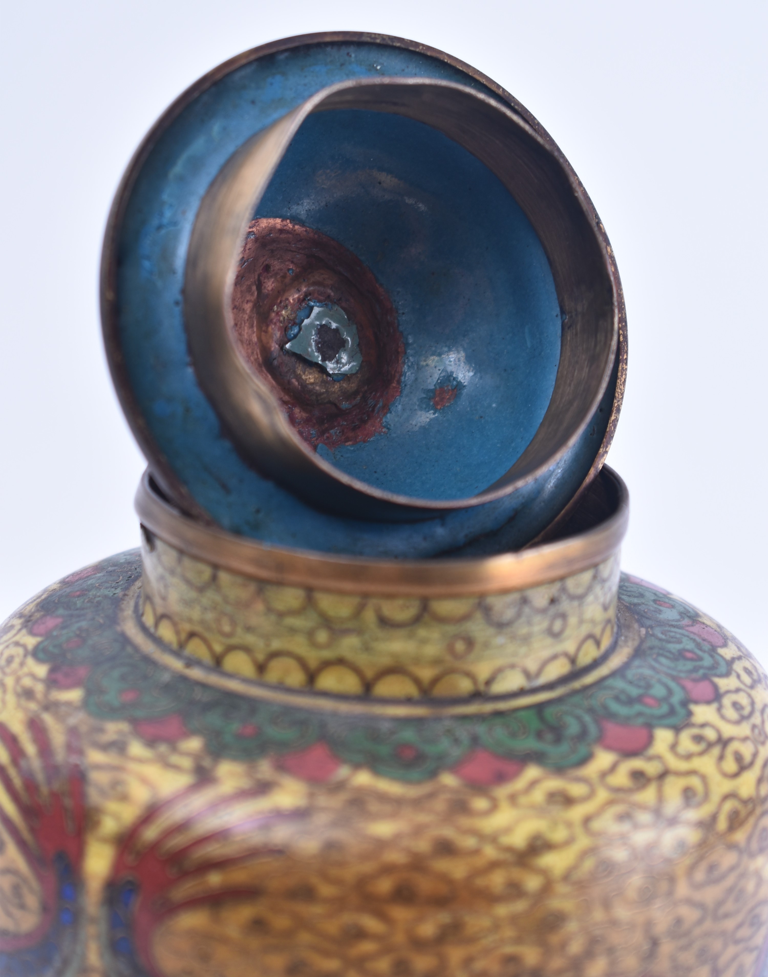 EARLY 20TH CENTURY CHINESE CLOISONNE LIDDED VASE - Image 4 of 6