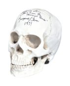 HAMMER HORROR - AUTOGRAPHED REPLICA 1/1 SCALE SKULL