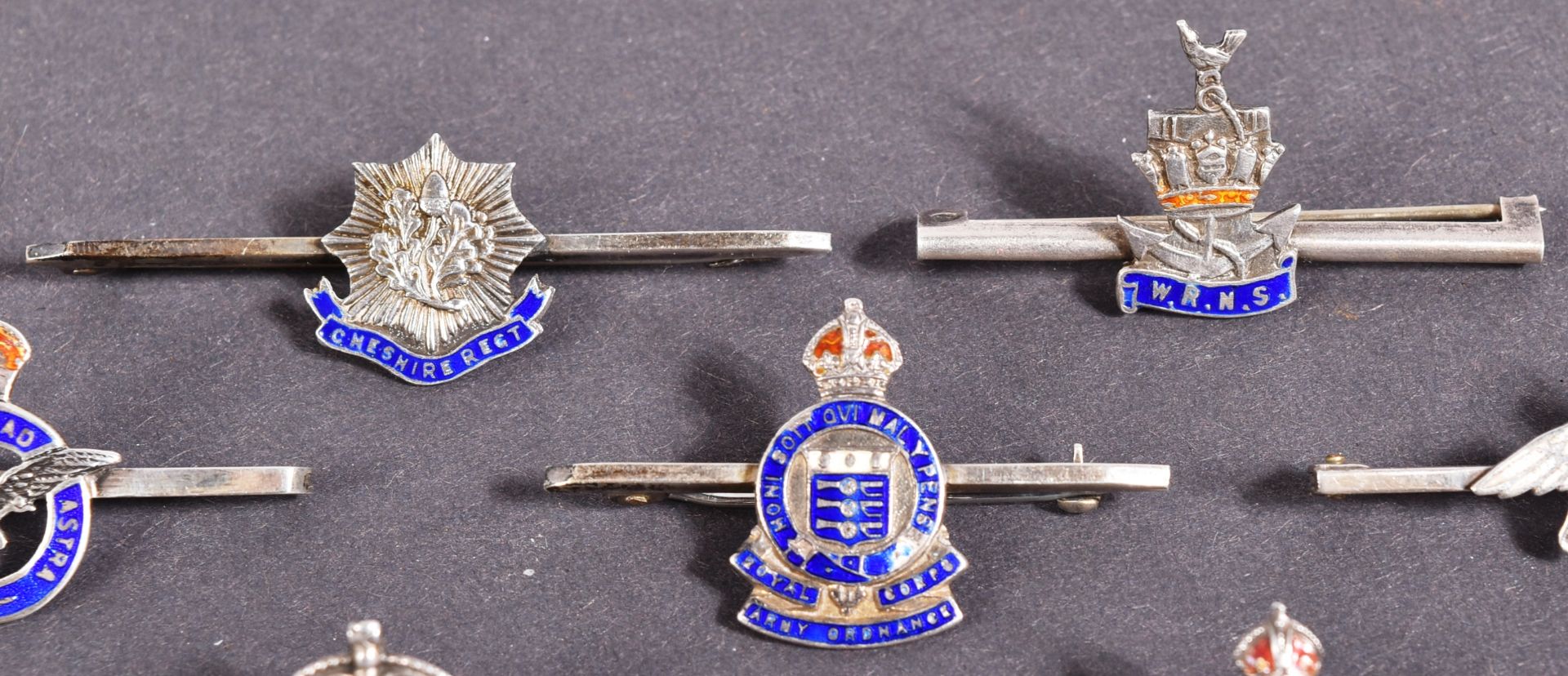 COLLECTION OF ASSORTED BRITISH MILITARY REGIMENT TIE PINS - Bild 3 aus 5