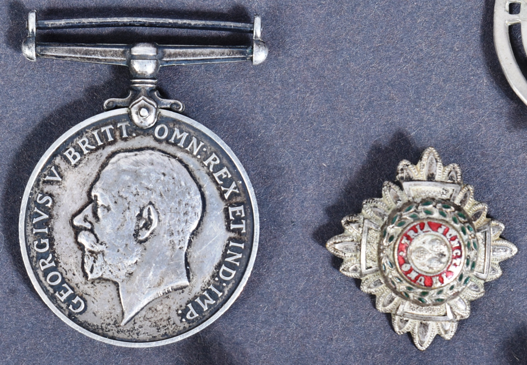 COLLECTION OF FIRST WORLD WAR MEDALS & ASSORTED CAP BADGES - Image 3 of 5