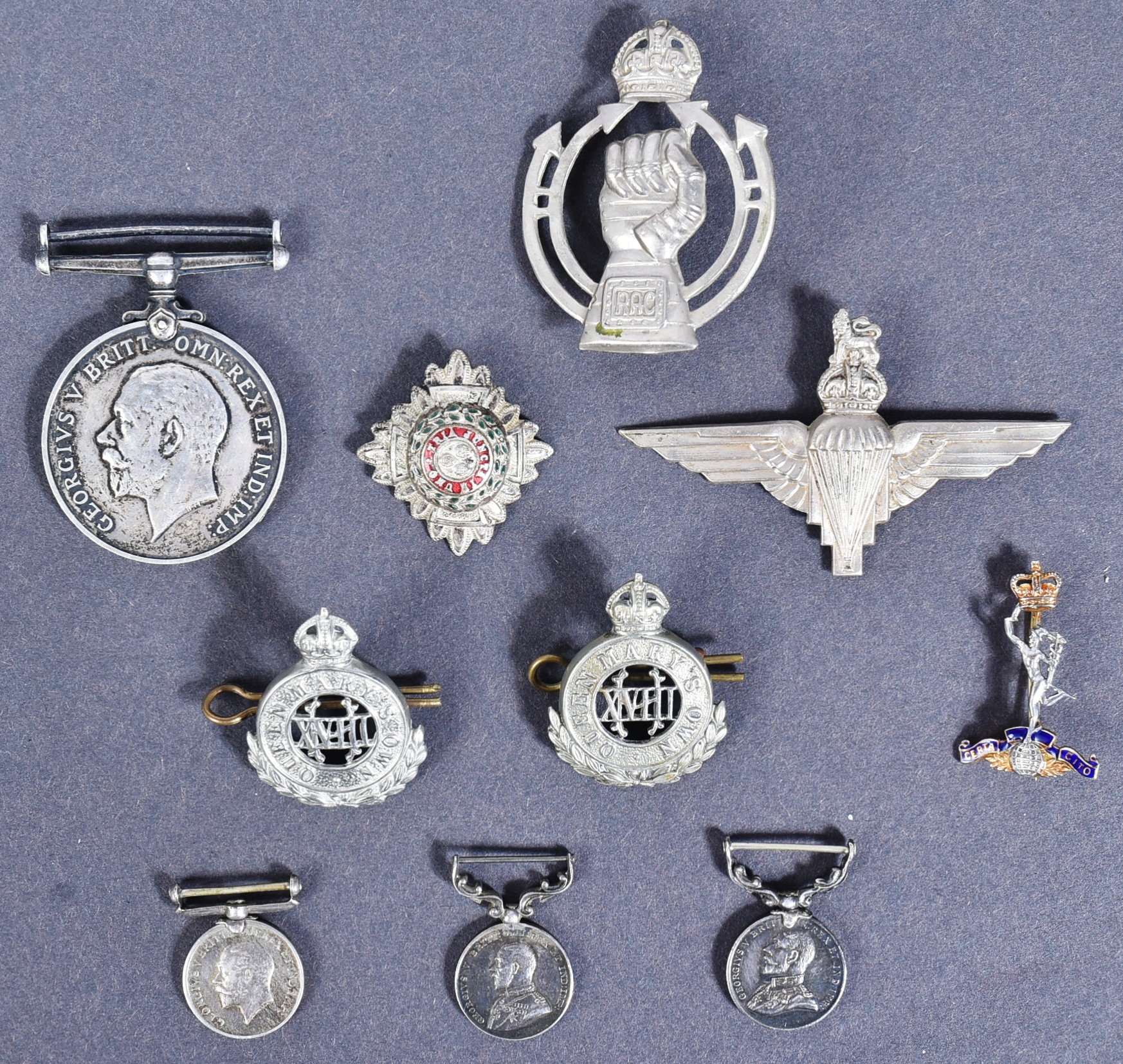COLLECTION OF FIRST WORLD WAR MEDALS & ASSORTED CAP BADGES