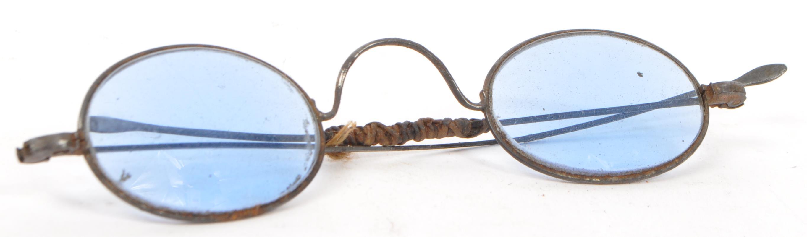PAIR OF 19TH CENTURY BLUE LENS READING SPECTACLES - Image 2 of 5