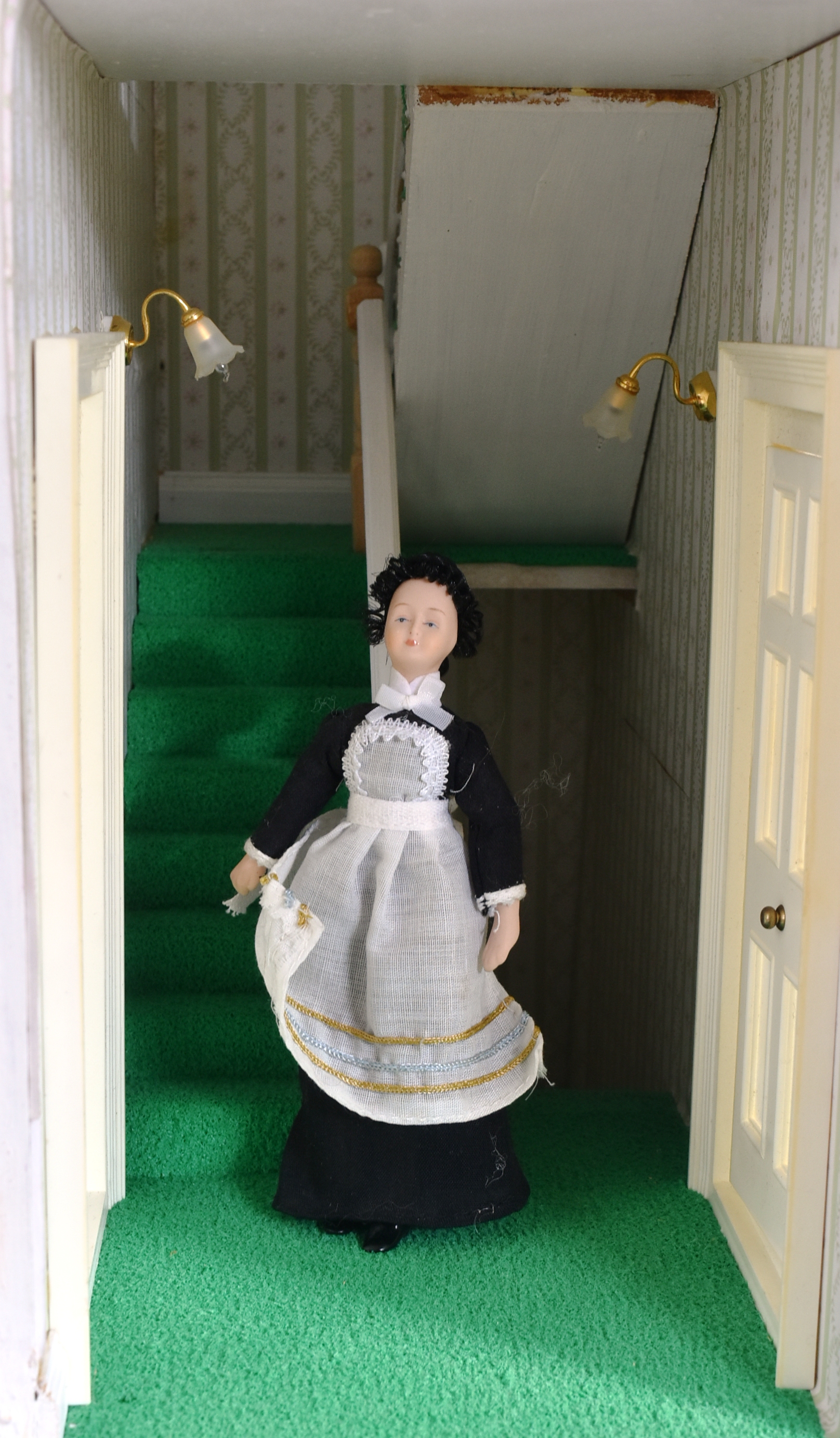 DOLL'S HOUSE - LARGE FOUR STOREY VICTORIAN TOWN HOUSE - Image 9 of 11