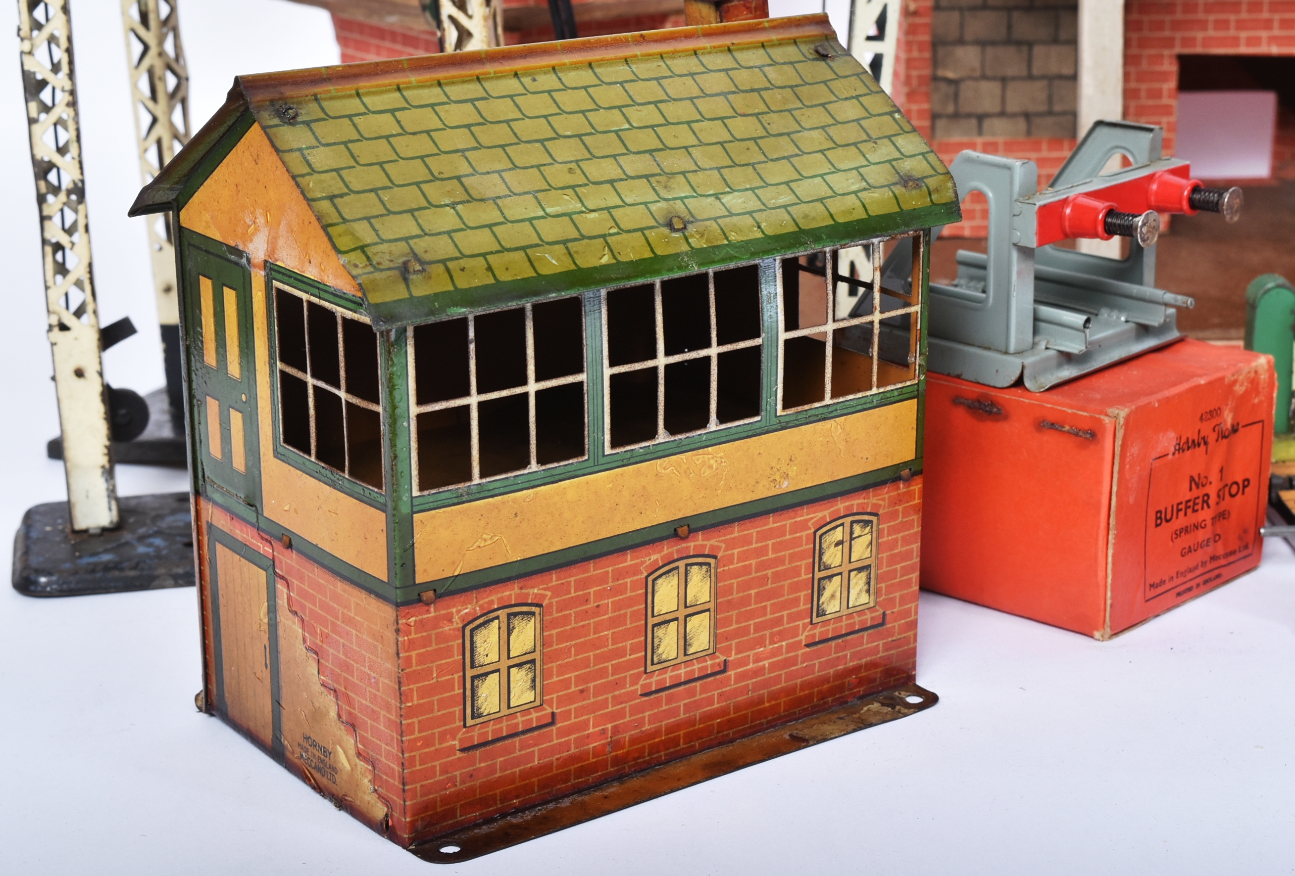 MODEL RAILWAY - COLLECTION OF VINTAGE O GAUGE TINPLATE ACCESSORIES - Image 2 of 5