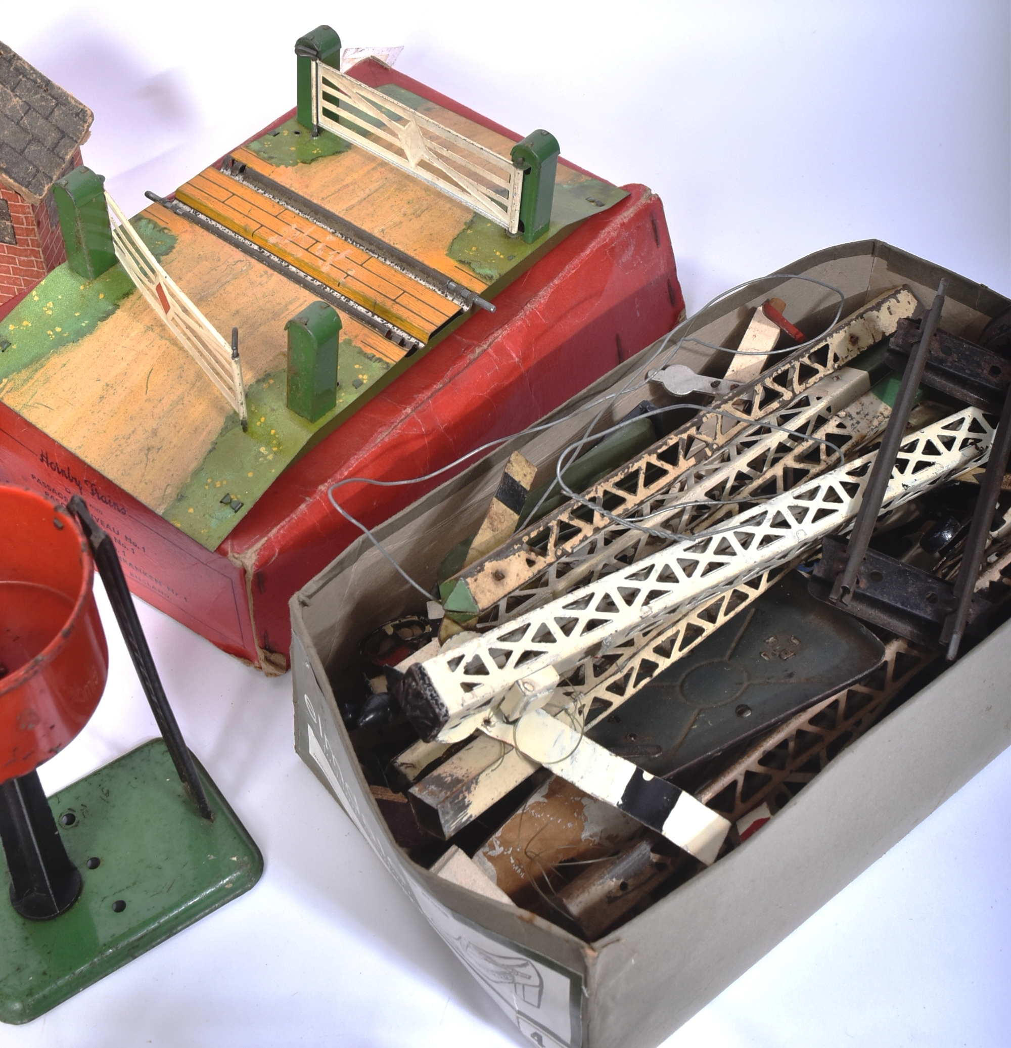 MODEL RAILWAY - COLLECTION OF VINTAGE O GAUGE TINPLATE ACCESSORIES - Image 4 of 5