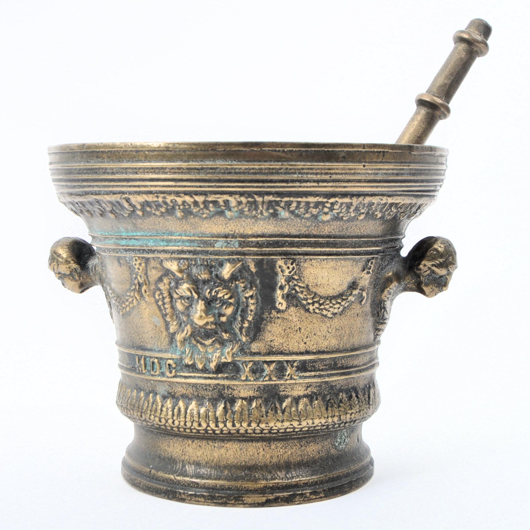 17TH CENTURY LARGE BRONZE PESTLE AND MORTAR - Image 5 of 5