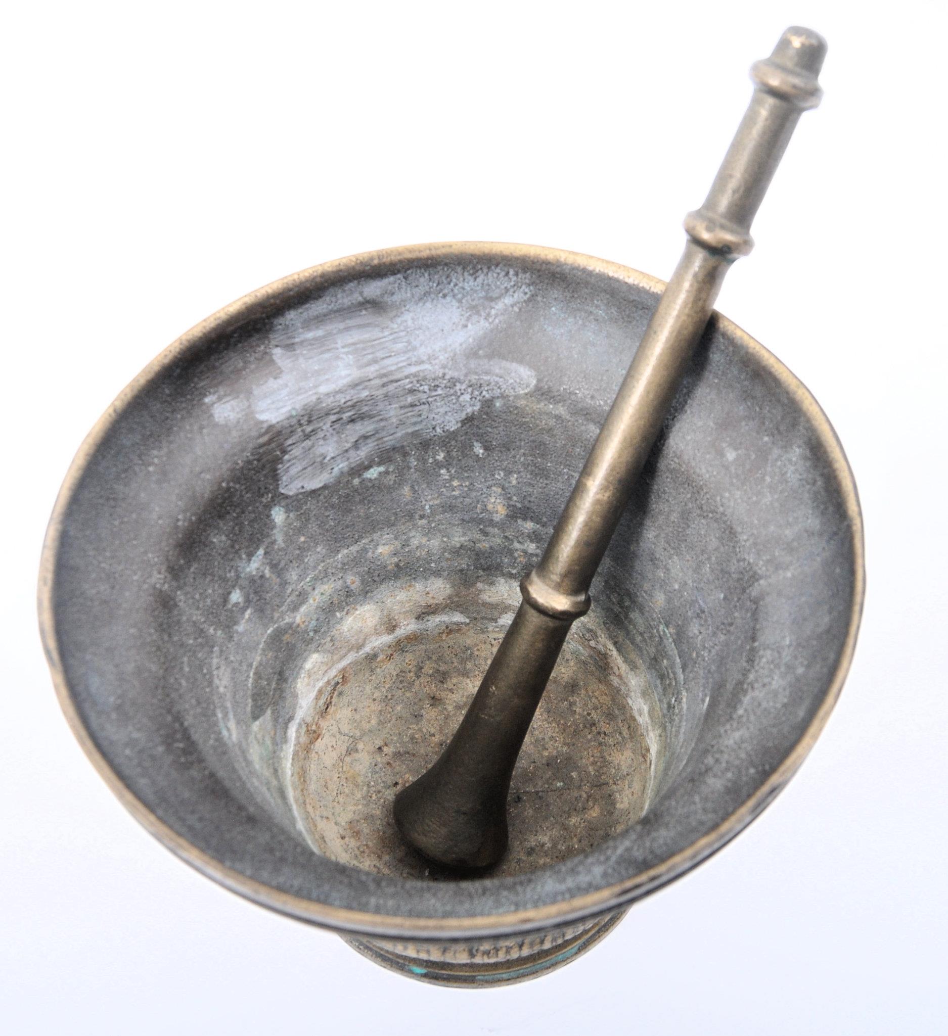 17TH CENTURY LARGE BRONZE PESTLE AND MORTAR - Image 2 of 5