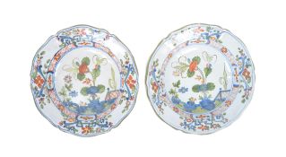 PAIR 20TH CENTURY ITALIAN MAJOLICA ' GAROFANO ' PLATES