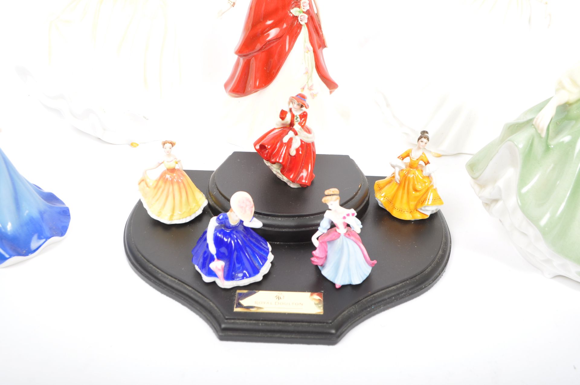 COLLECTION OF BONE CHINA PORCELAIN ROYAL DOULTON LADY FIGURES - Bild 6 aus 6