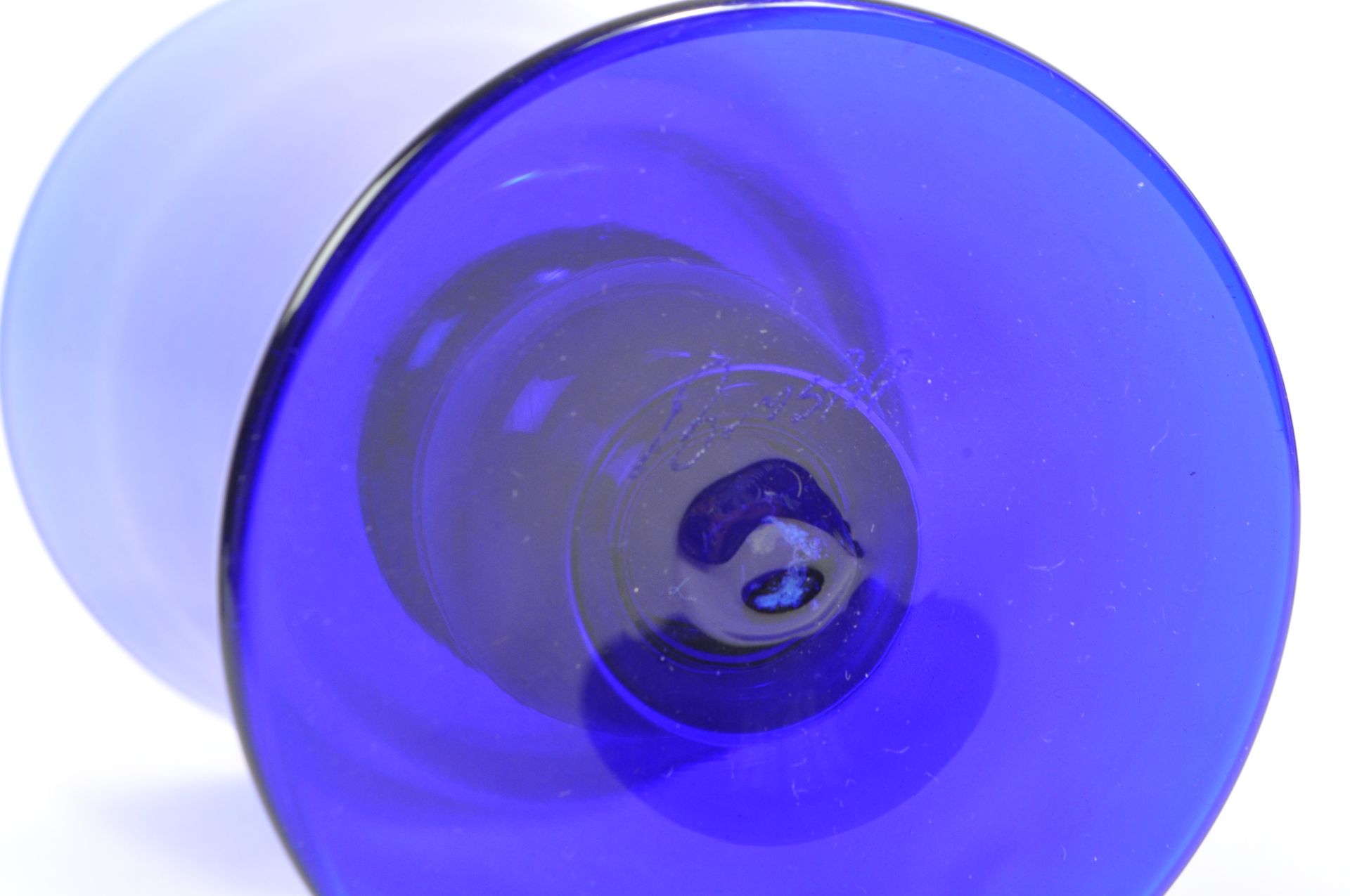 COLLECTION OF FOUR PIECES OF BRISTOL BLUE GLASS - Bild 6 aus 6