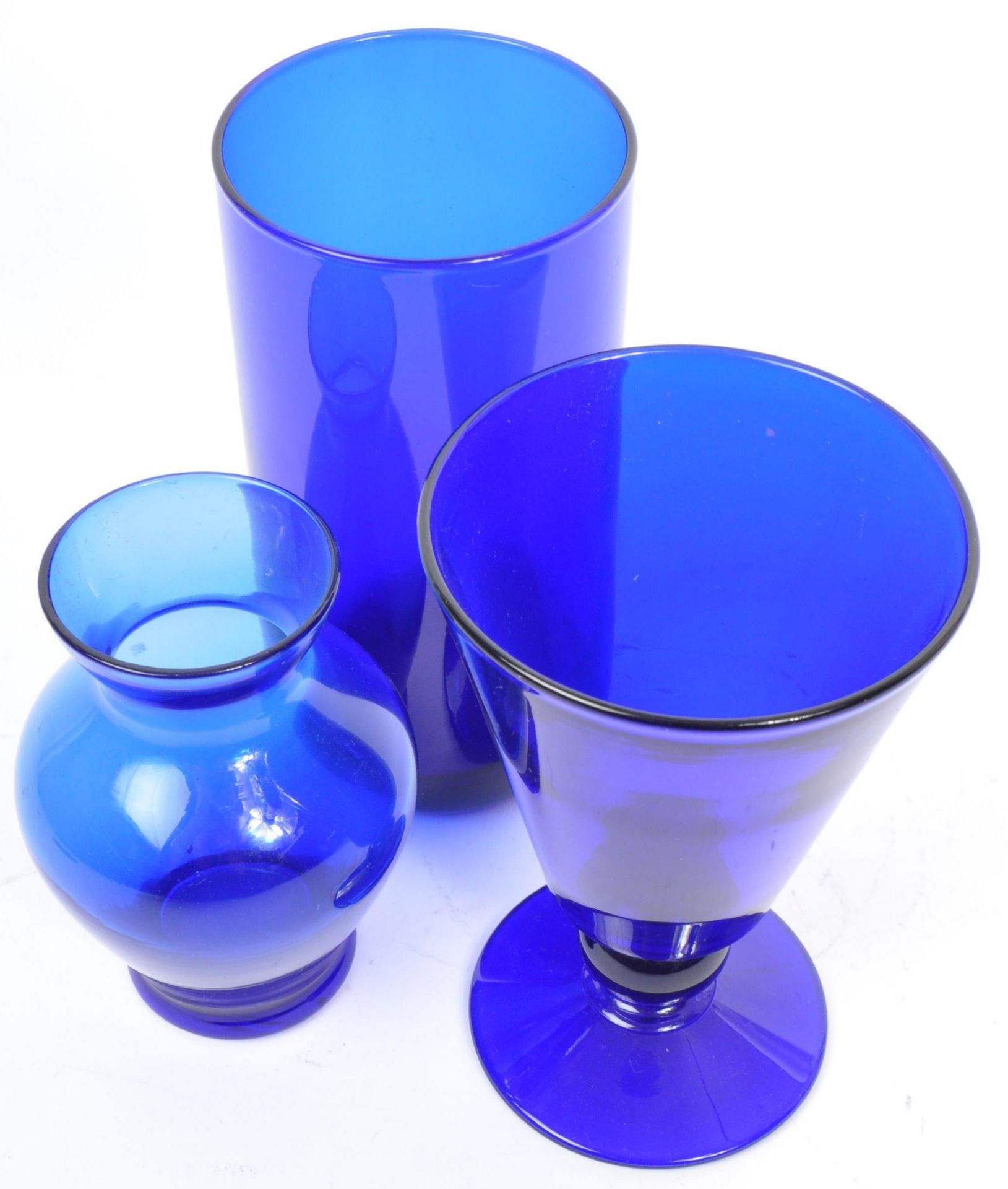 COLLECTION OF FOUR PIECES OF BRISTOL BLUE GLASS - Bild 3 aus 6